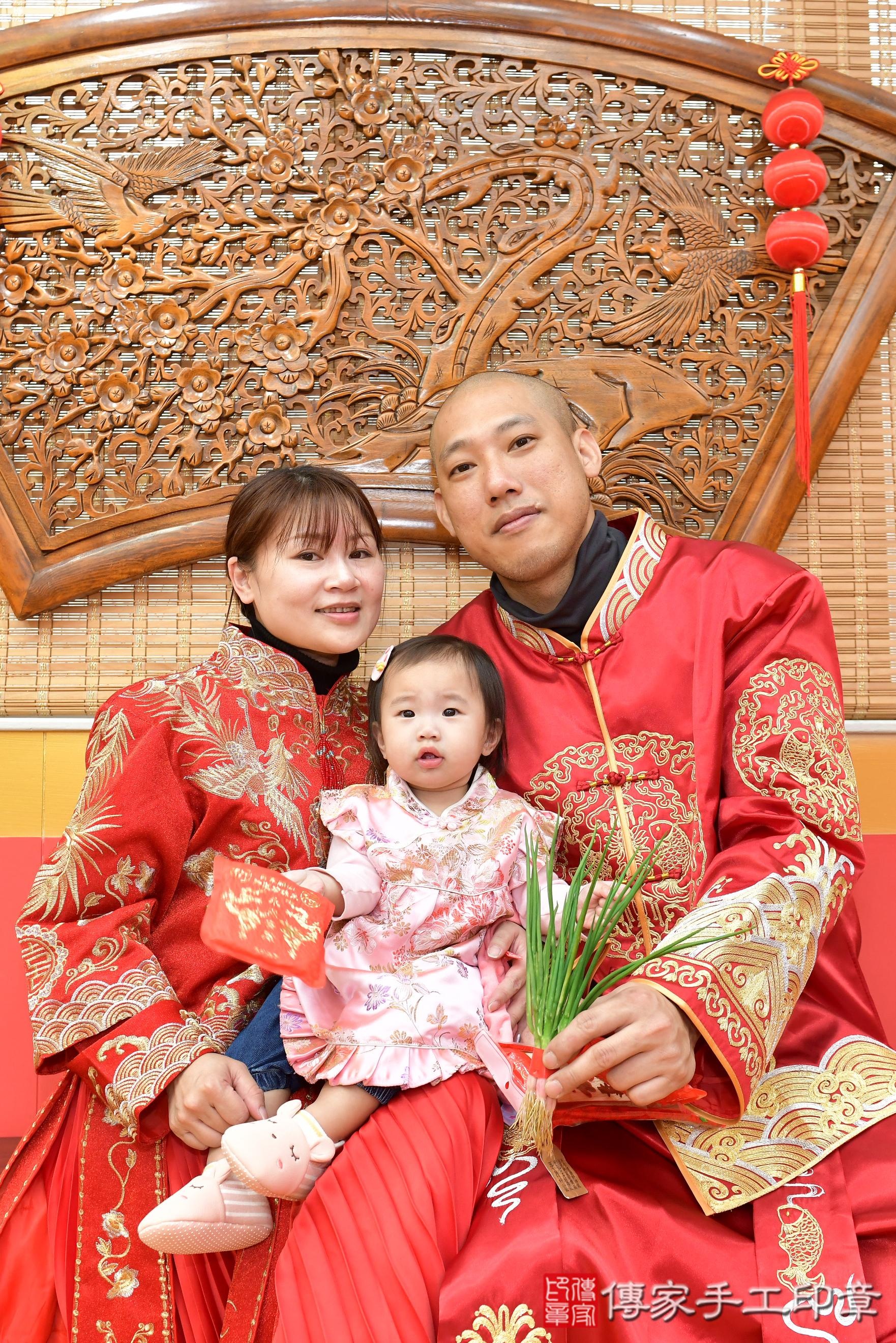 傳家手工印章桃園店、抓周、度脺、美式風會場、傳家嬰兒古禮、吉祥話、抓周道具物品24種、拍照。抓周證書。寶寶抓周、滿周歲、生日快樂、祝福