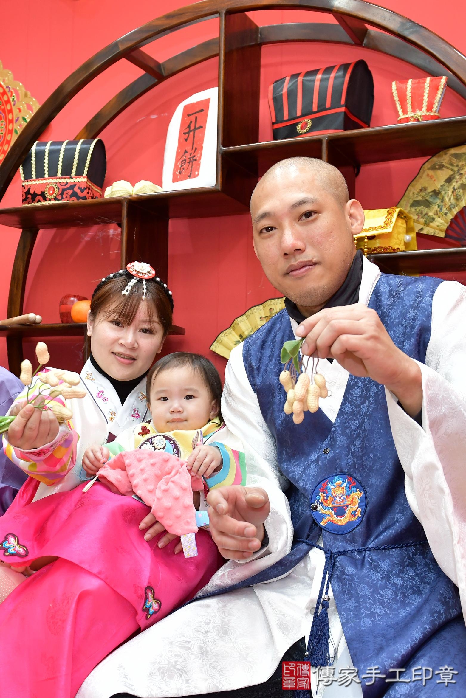 傳家手工印章桃園店、抓周、度脺、美式風會場、傳家嬰兒古禮、吉祥話、抓周道具物品24種、拍照。抓周證書。寶寶抓周、滿周歲、生日快樂、祝福