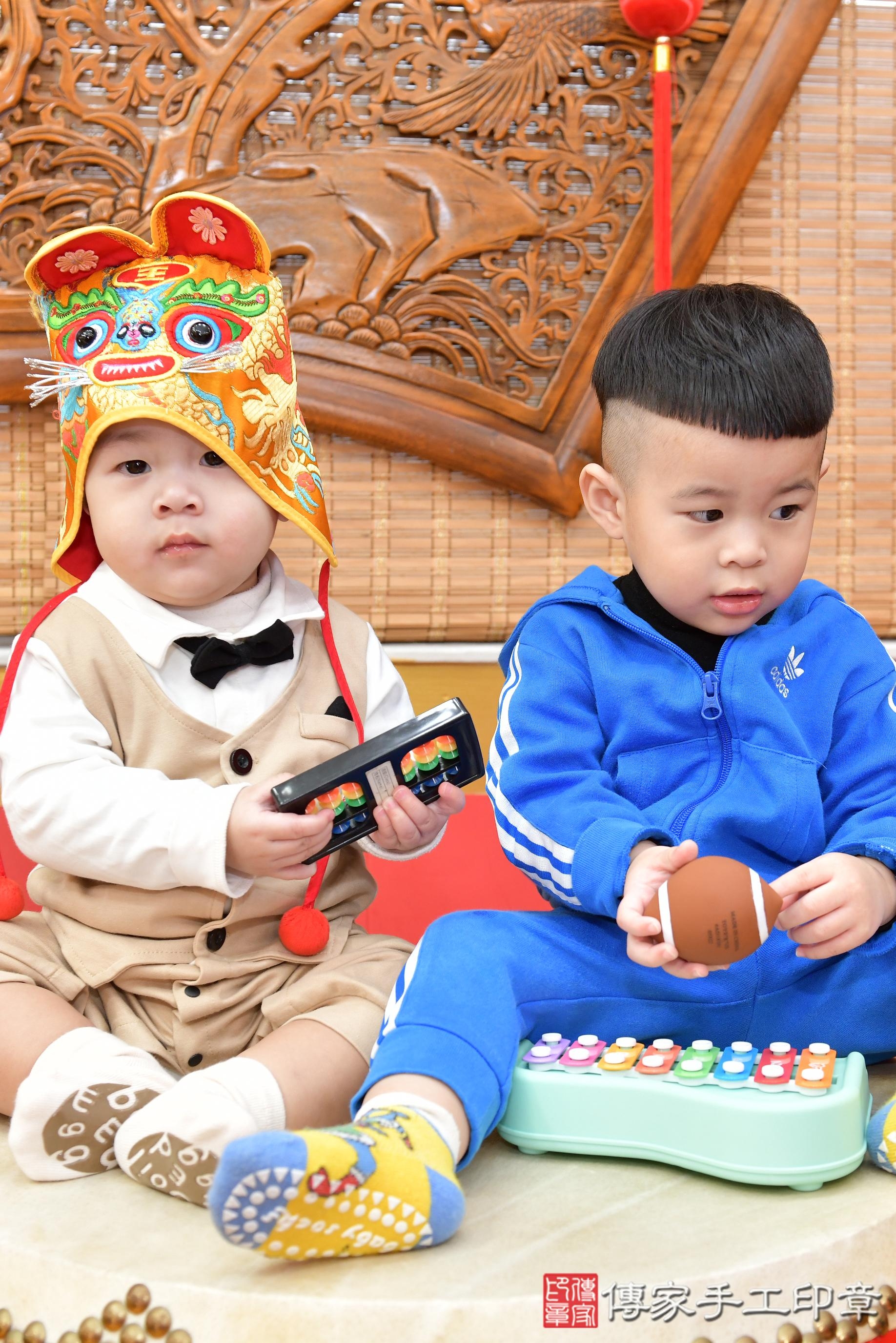 傳家手工印章桃園店、抓周、度脺、美式風會場、傳家嬰兒古禮、吉祥話、抓周道具物品24種、拍照。抓周證書。寶寶抓周、滿周歲、生日快樂、祝福