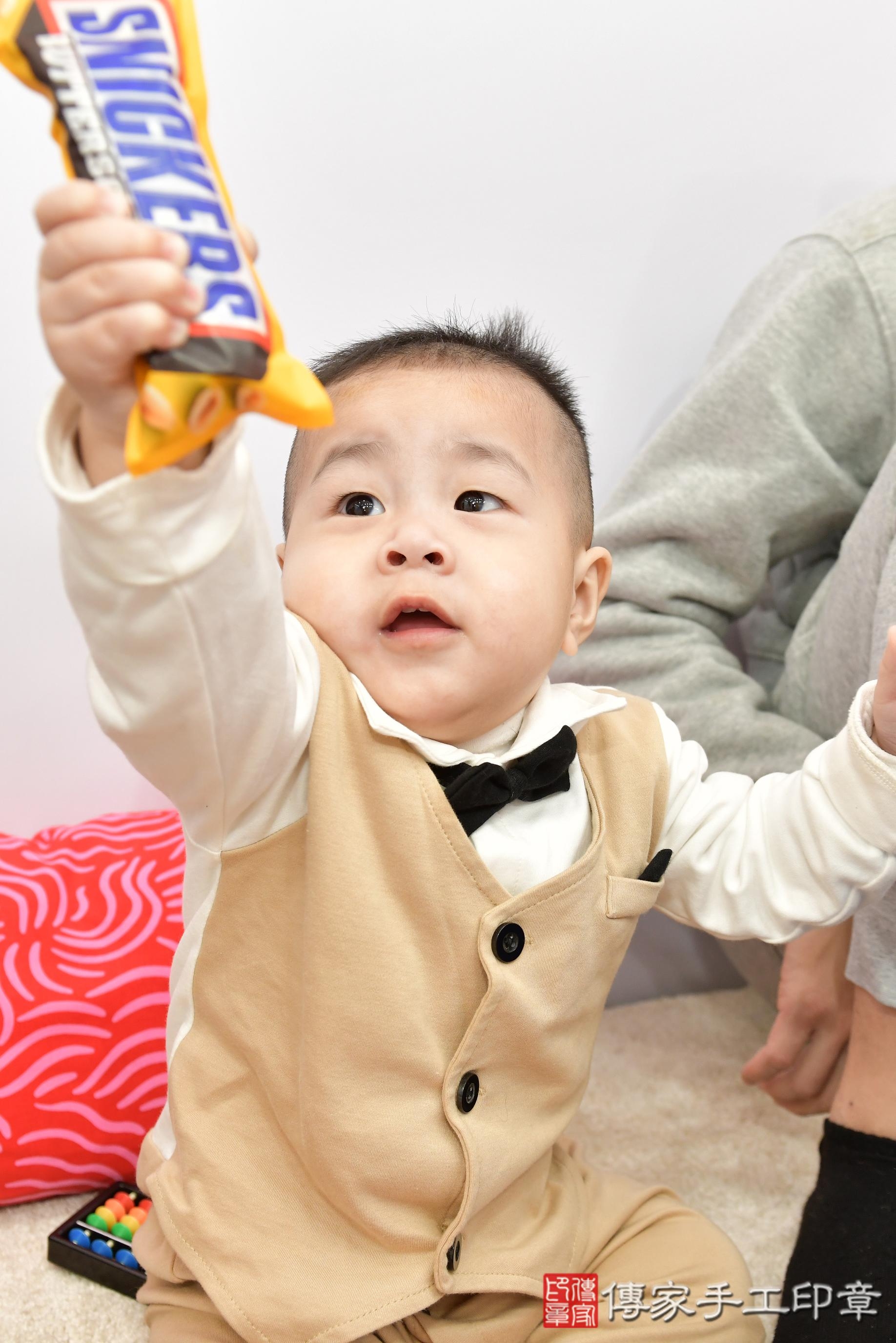 傳家手工印章桃園店、抓周、度脺、美式風會場、傳家嬰兒古禮、吉祥話、抓周道具物品24種、拍照。抓周證書。寶寶抓周、滿周歲、生日快樂、祝福