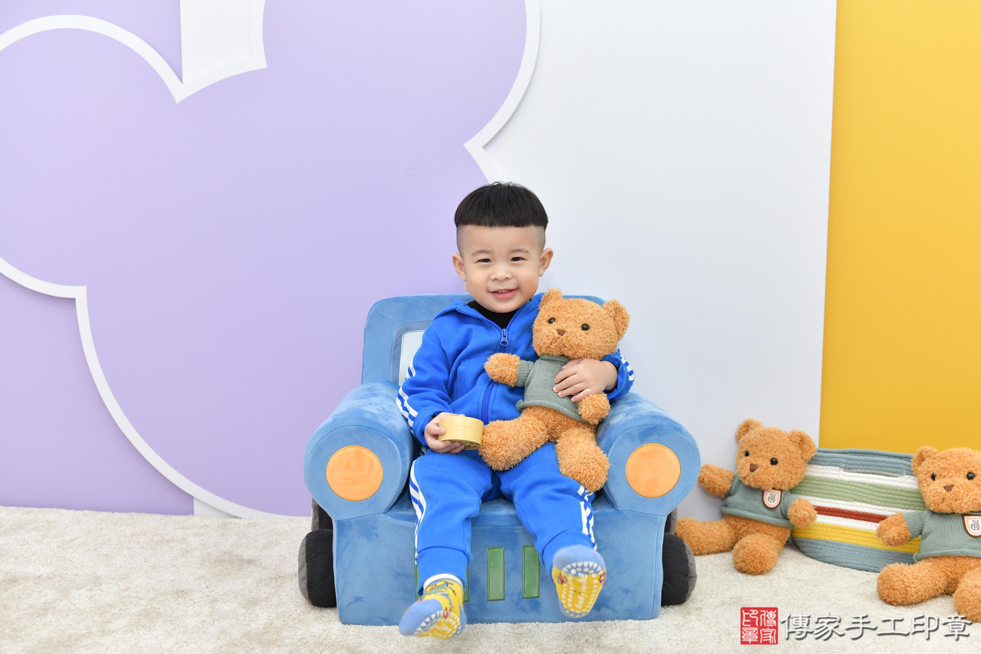 傳家手工印章桃園店、抓周、度脺、美式風會場、傳家嬰兒古禮、吉祥話、抓周道具物品24種、拍照。抓周證書。寶寶抓周、滿周歲、生日快樂、祝福