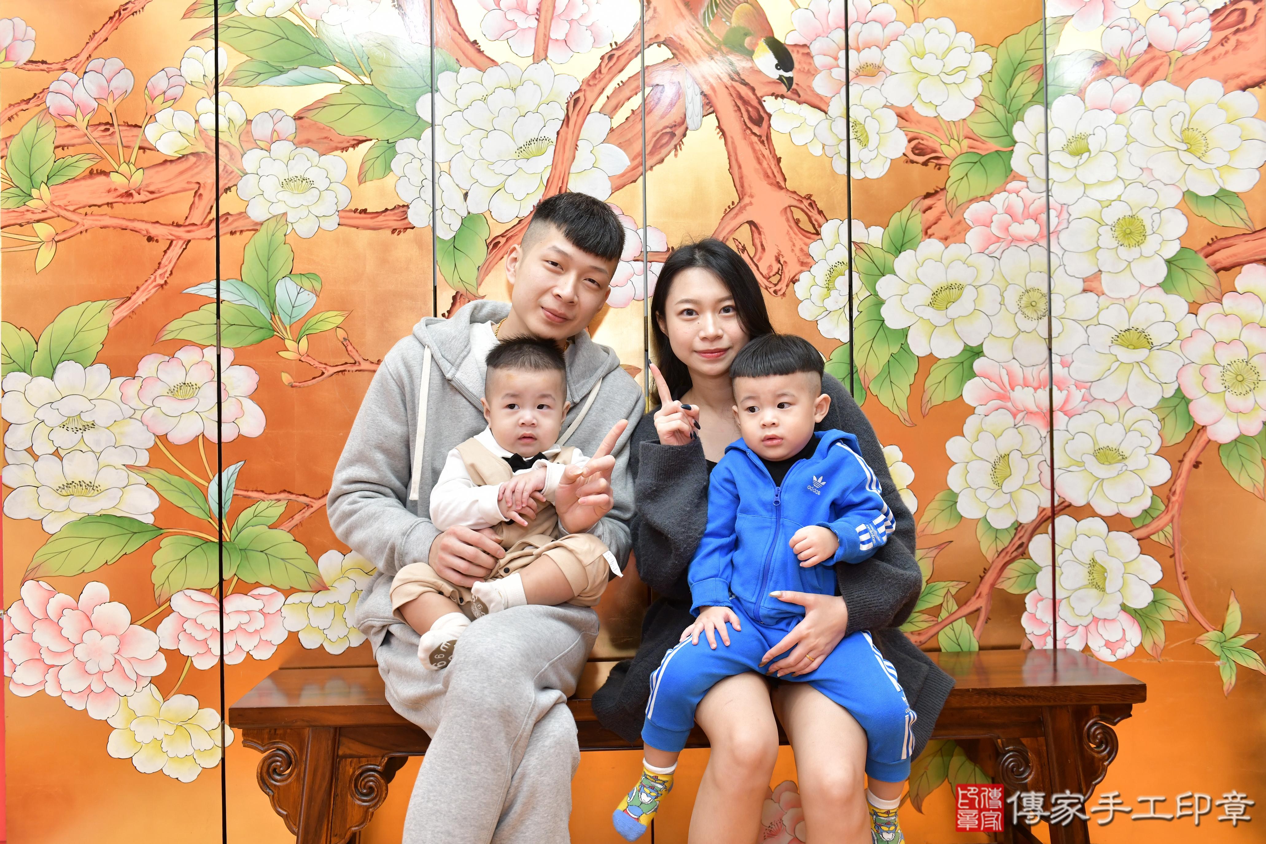 傳家手工印章桃園店、抓周、度脺、美式風會場、傳家嬰兒古禮、吉祥話、抓周道具物品24種、拍照。抓周證書。寶寶抓周、滿周歲、生日快樂、祝福