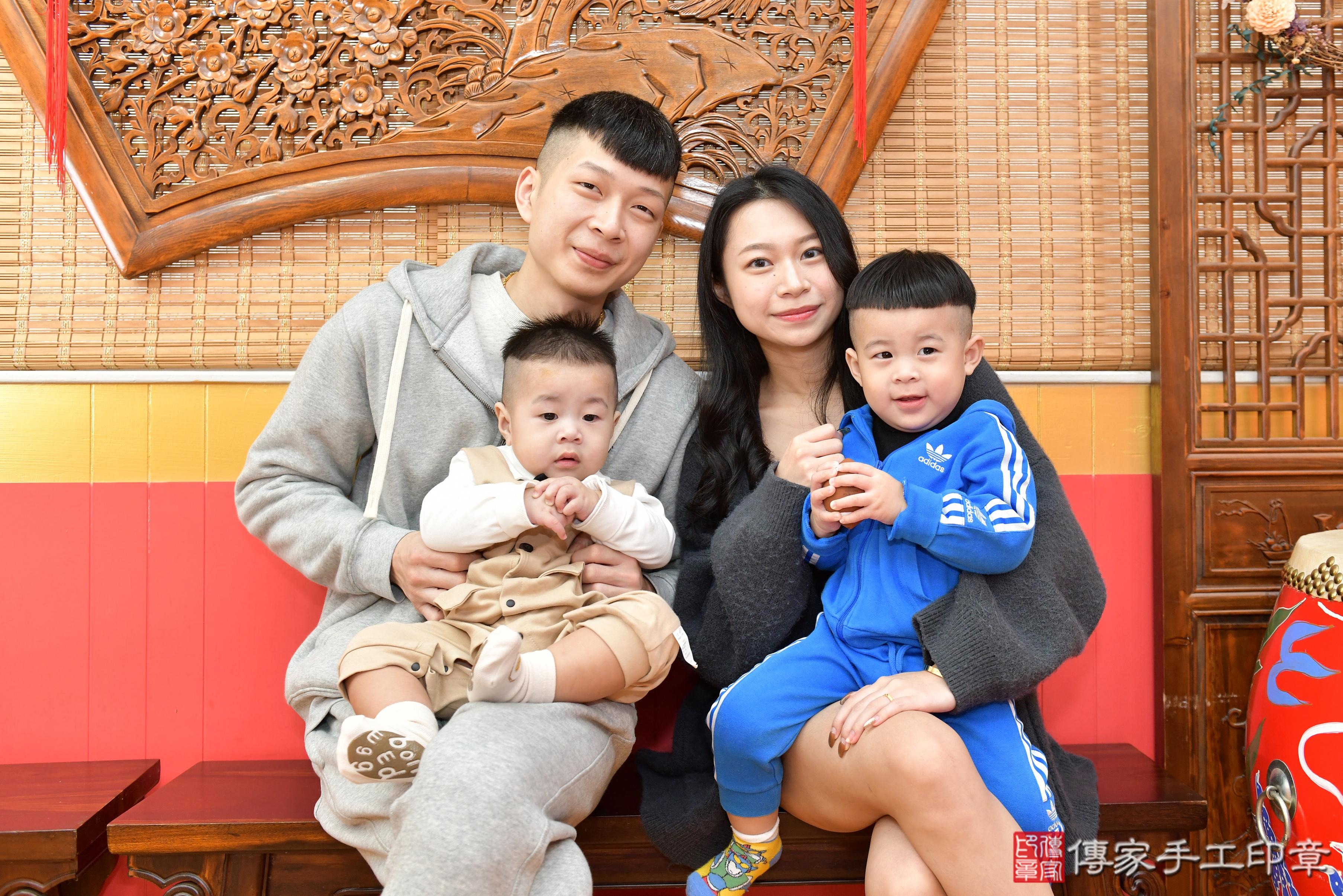 傳家手工印章桃園店、抓周、度脺、美式風會場、傳家嬰兒古禮、吉祥話、抓周道具物品24種、拍照。抓周證書。寶寶抓周、滿周歲、生日快樂、祝福