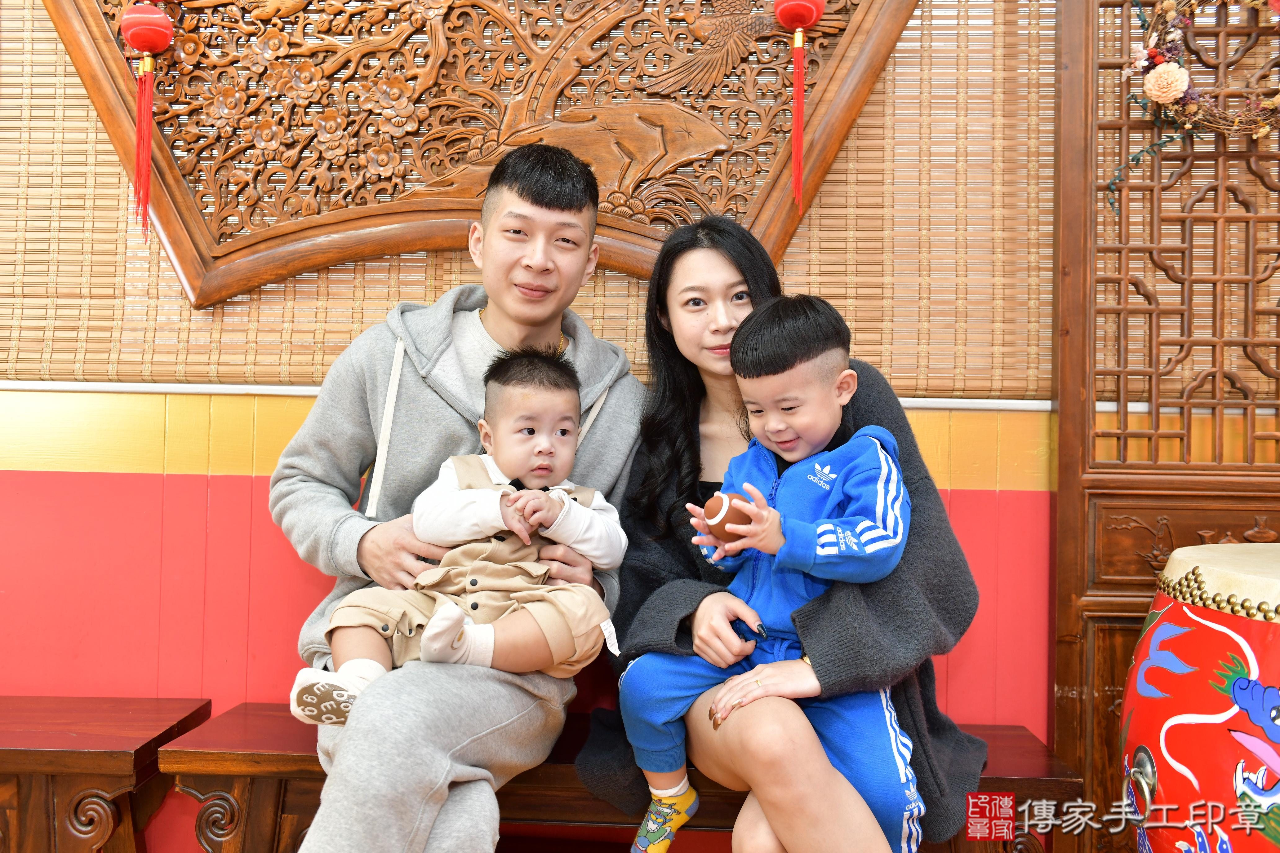 傳家手工印章桃園店、抓周、度脺、美式風會場、傳家嬰兒古禮、吉祥話、抓周道具物品24種、拍照。抓周證書。寶寶抓周、滿周歲、生日快樂、祝福