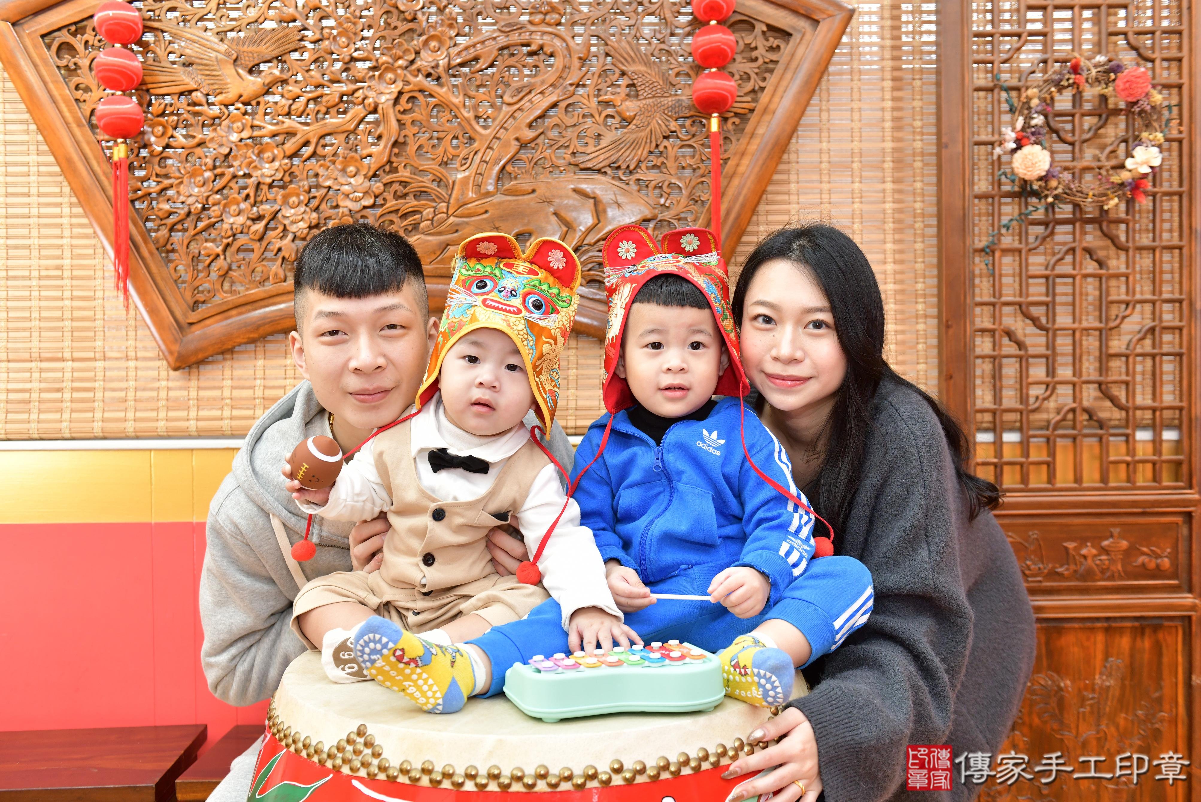 傳家手工印章桃園店、抓周、度脺、美式風會場、傳家嬰兒古禮、吉祥話、抓周道具物品24種、拍照。抓周證書。寶寶抓周、滿周歲、生日快樂、祝福