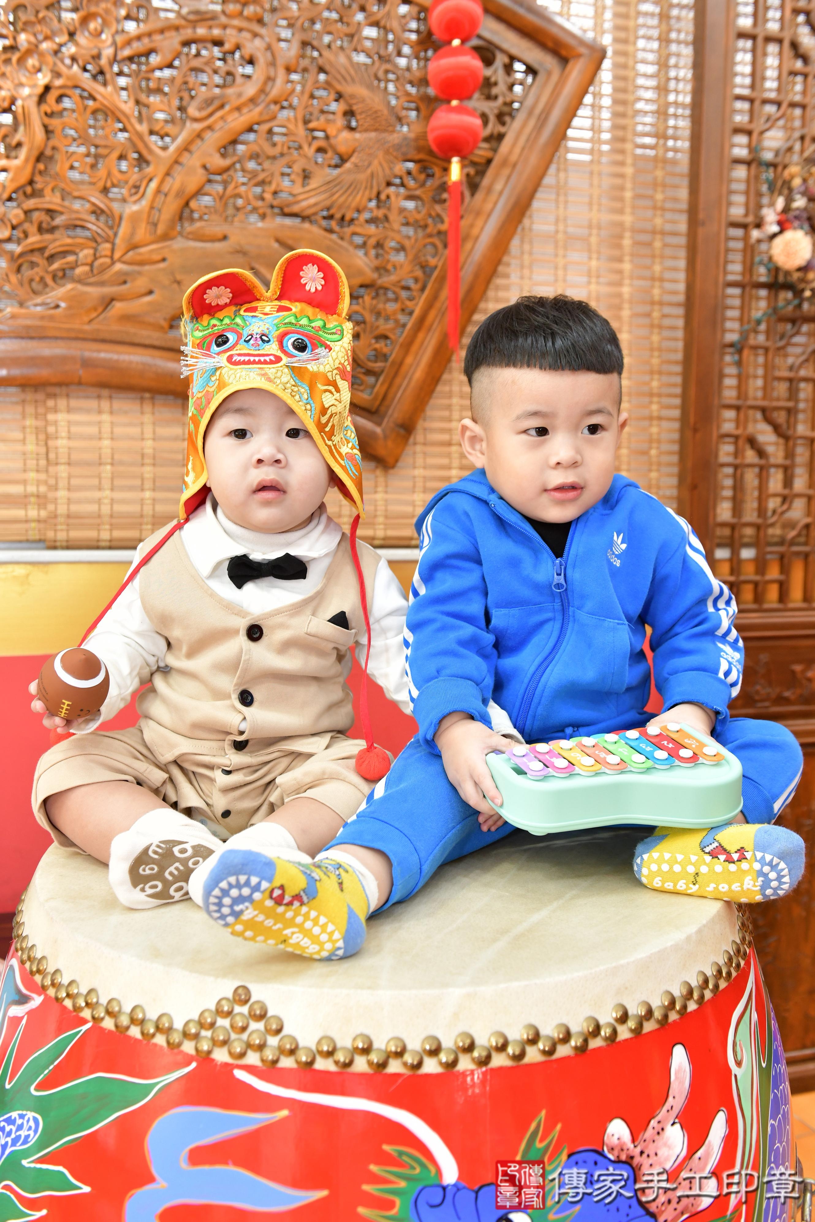 傳家手工印章桃園店、抓周、度脺、美式風會場、傳家嬰兒古禮、吉祥話、抓周道具物品24種、拍照。抓周證書。寶寶抓周、滿周歲、生日快樂、祝福