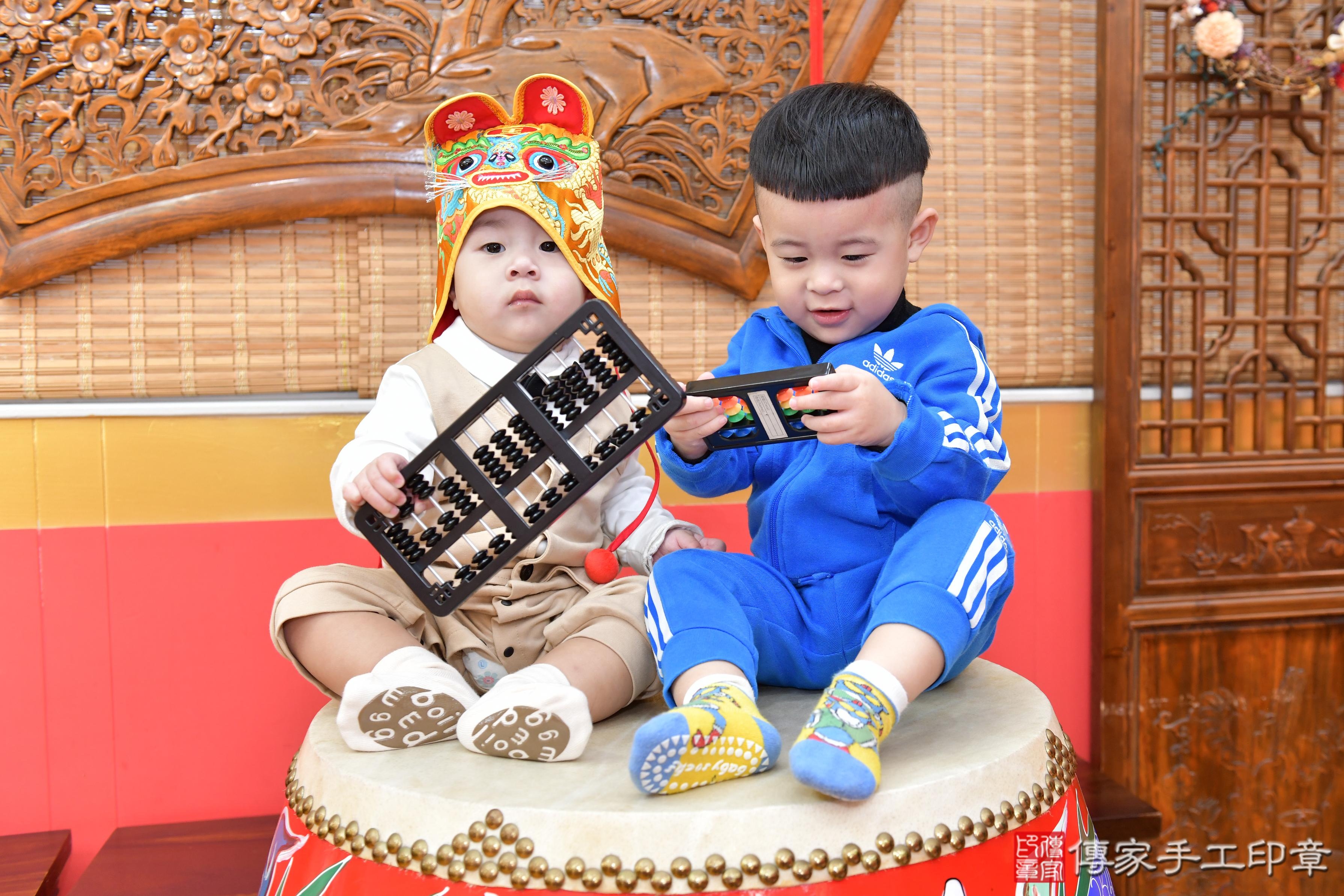 傳家手工印章桃園店、抓周、度脺、美式風會場、傳家嬰兒古禮、吉祥話、抓周道具物品24種、拍照。抓周證書。寶寶抓周、滿周歲、生日快樂、祝福