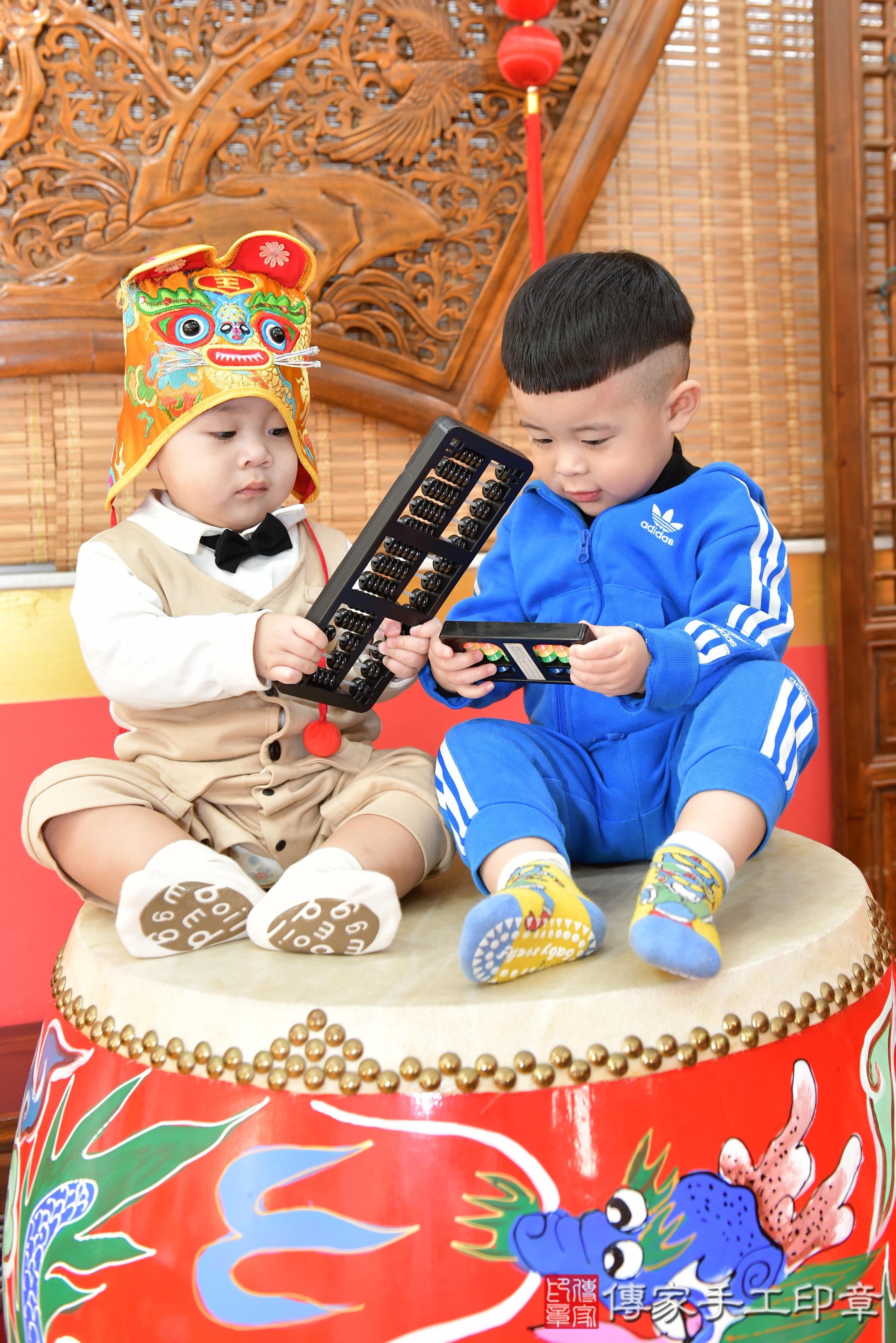 傳家手工印章桃園店、抓周、度脺、美式風會場、傳家嬰兒古禮、吉祥話、抓周道具物品24種、拍照。抓周證書。寶寶抓周、滿周歲、生日快樂、祝福