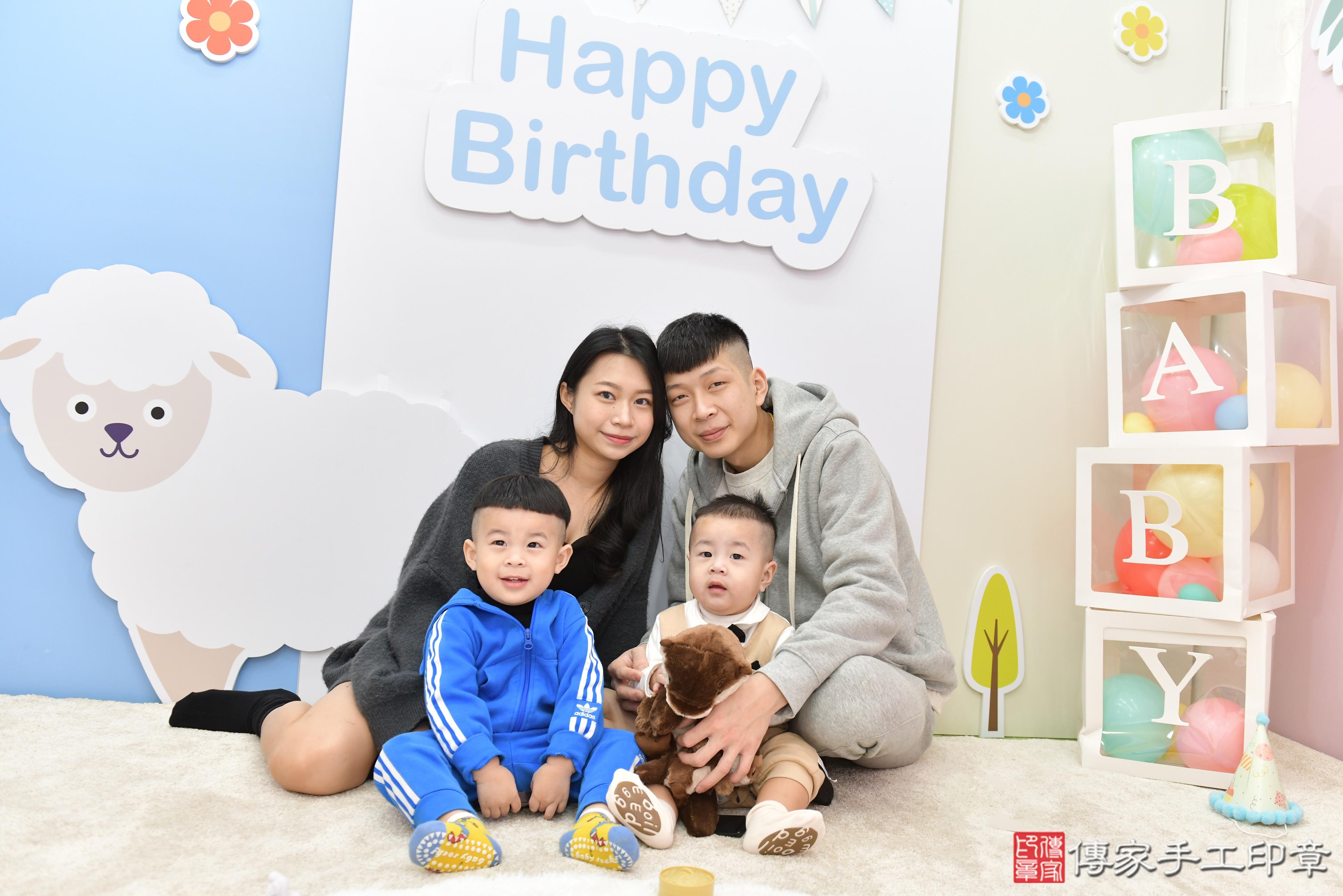 傳家手工印章桃園店、抓周、度脺、美式風會場、傳家嬰兒古禮、吉祥話、抓周道具物品24種、拍照。抓周證書。寶寶抓周、滿周歲、生日快樂、祝福