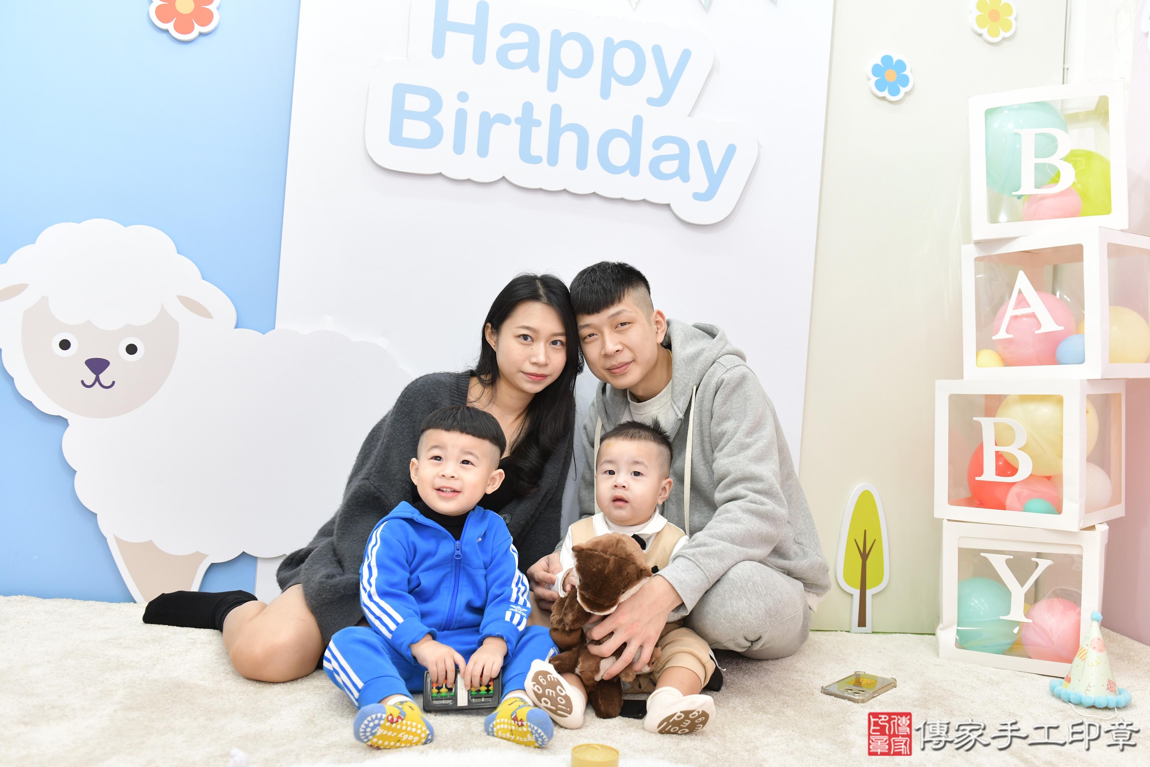 傳家手工印章桃園店、抓周、度脺、美式風會場、傳家嬰兒古禮、吉祥話、抓周道具物品24種、拍照。抓周證書。寶寶抓周、滿周歲、生日快樂、祝福