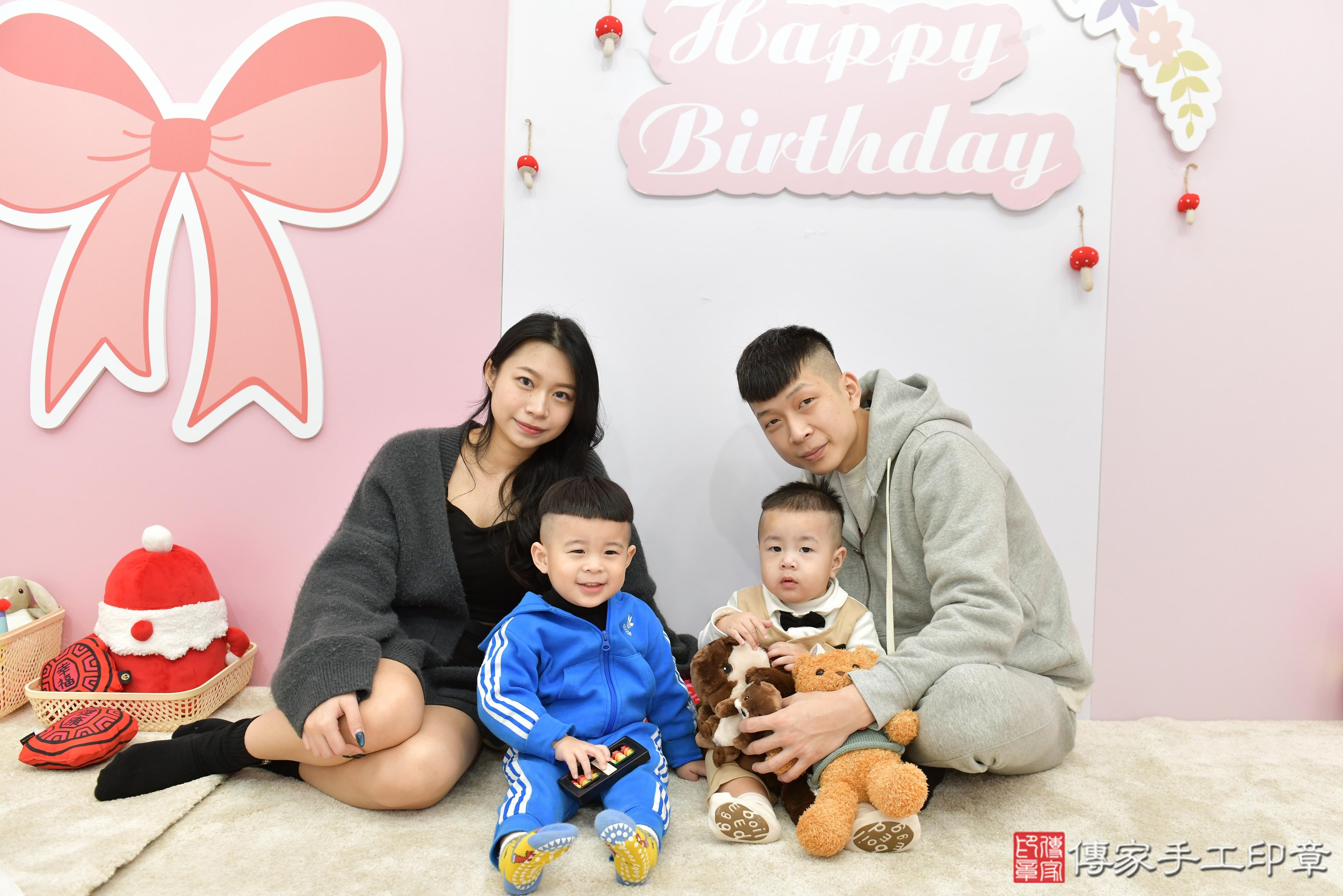 傳家手工印章桃園店、抓周、度脺、美式風會場、傳家嬰兒古禮、吉祥話、抓周道具物品24種、拍照。抓周證書。寶寶抓周、滿周歲、生日快樂、祝福