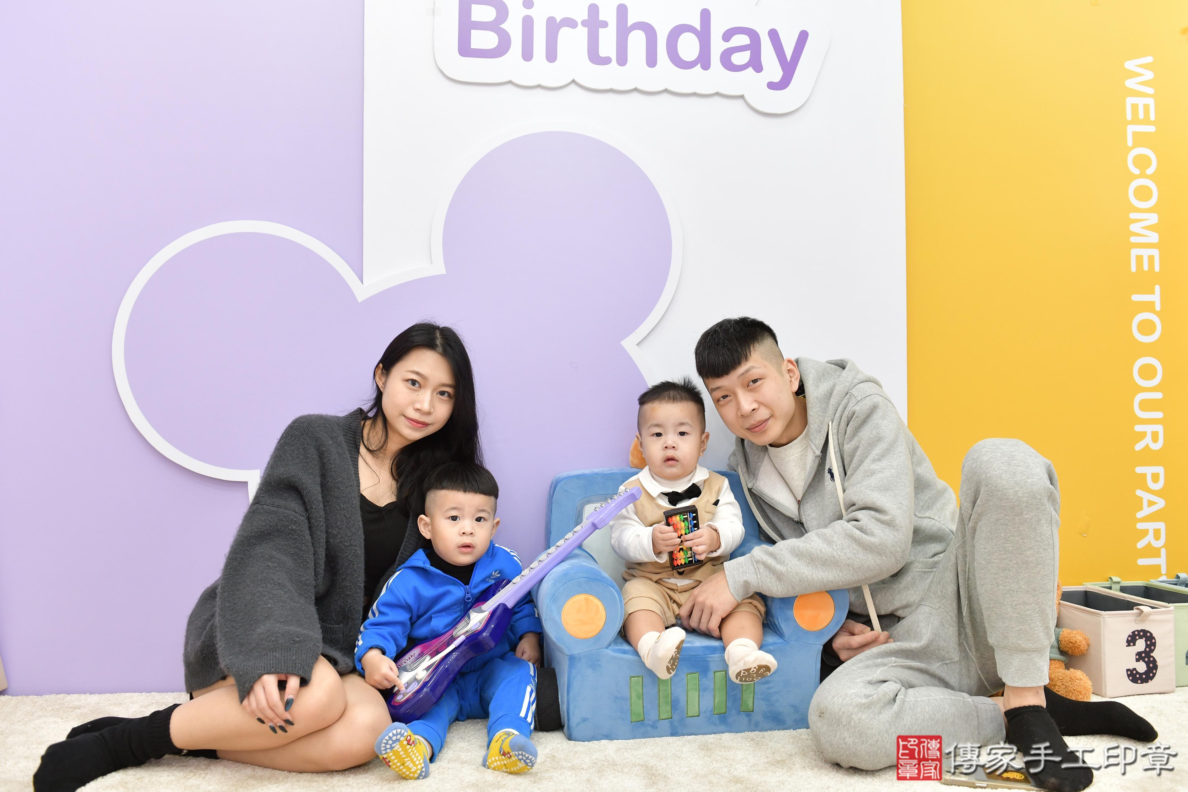 傳家手工印章桃園店、抓周、度脺、美式風會場、傳家嬰兒古禮、吉祥話、抓周道具物品24種、拍照。抓周證書。寶寶抓周、滿周歲、生日快樂、祝福