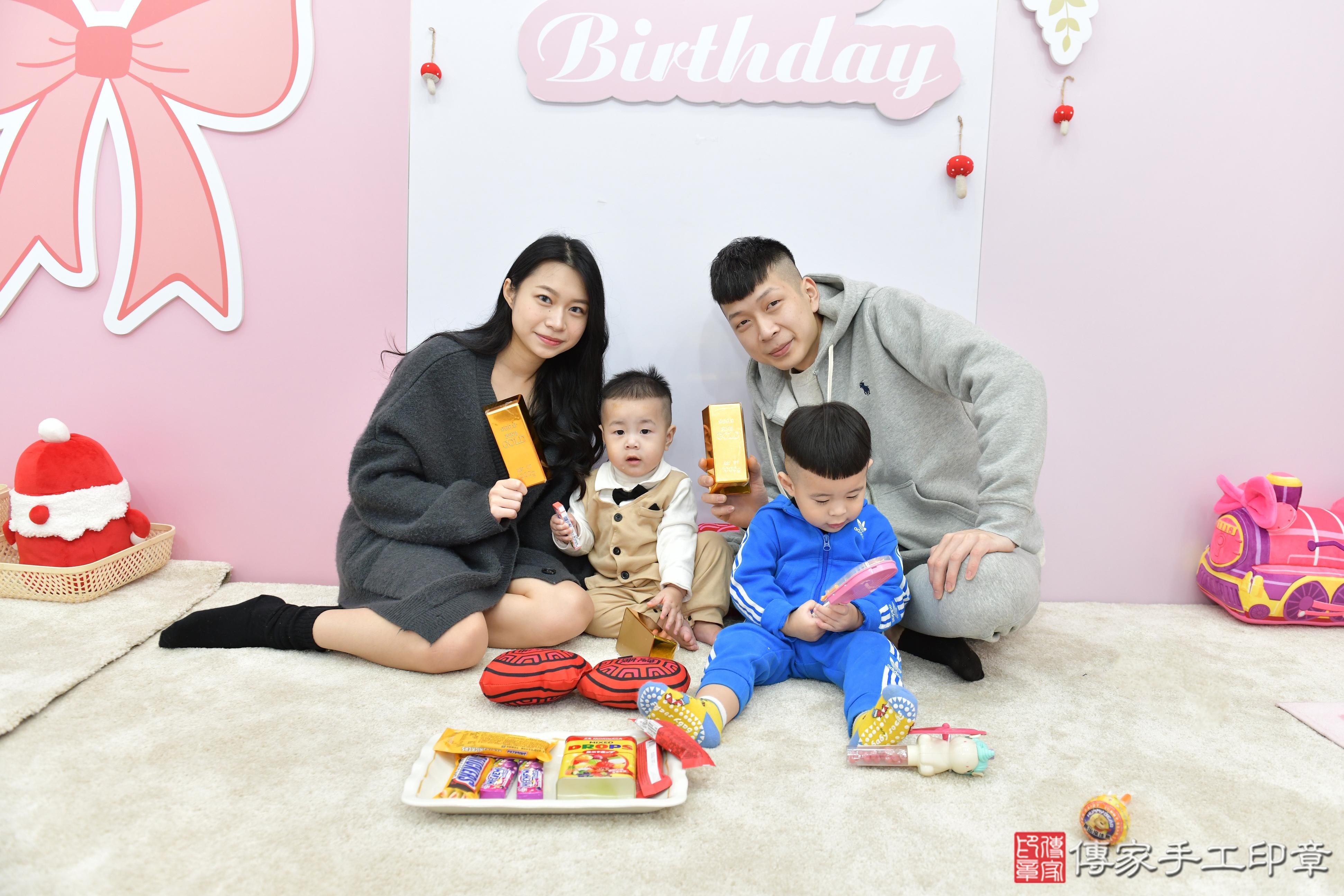 傳家手工印章桃園店、抓周、度脺、美式風會場、傳家嬰兒古禮、吉祥話、抓周道具物品24種、拍照。抓周證書。寶寶抓周、滿周歲、生日快樂、祝福