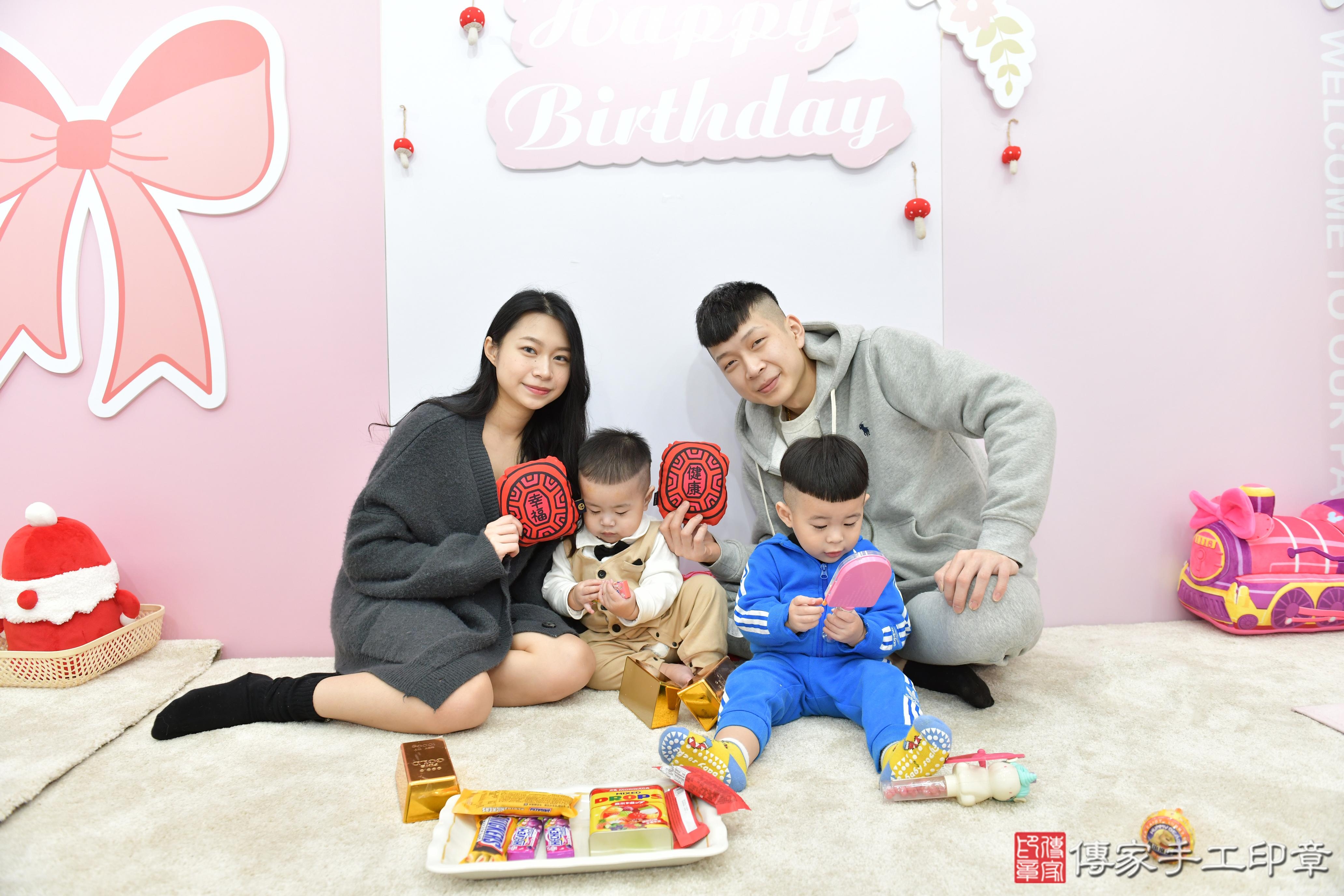 傳家手工印章桃園店、抓周、度脺、美式風會場、傳家嬰兒古禮、吉祥話、抓周道具物品24種、拍照。抓周證書。寶寶抓周、滿周歲、生日快樂、祝福