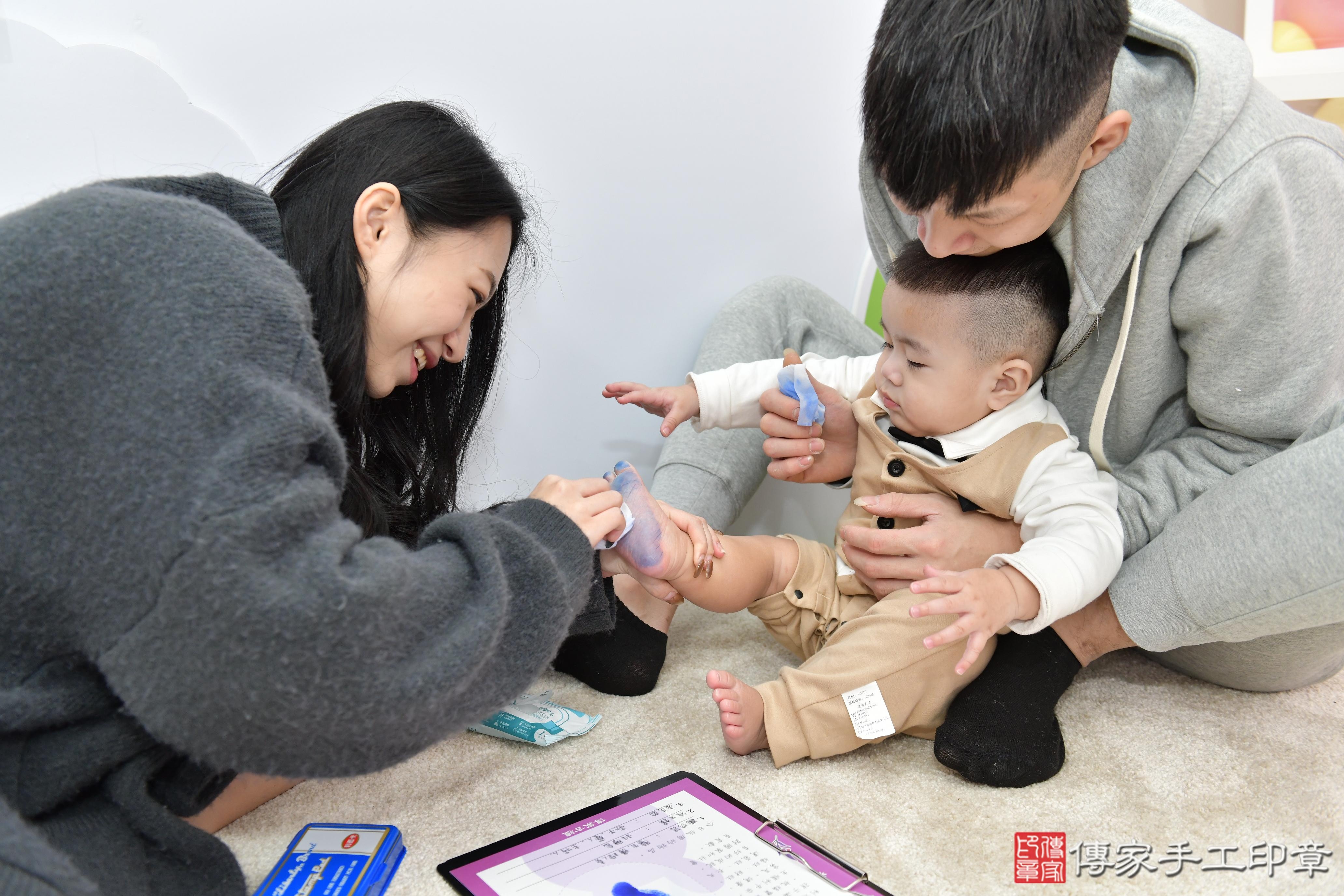 傳家手工印章桃園店、抓周、度脺、美式風會場、傳家嬰兒古禮、吉祥話、抓周道具物品24種、拍照。抓周證書。寶寶抓周、滿周歲、生日快樂、祝福