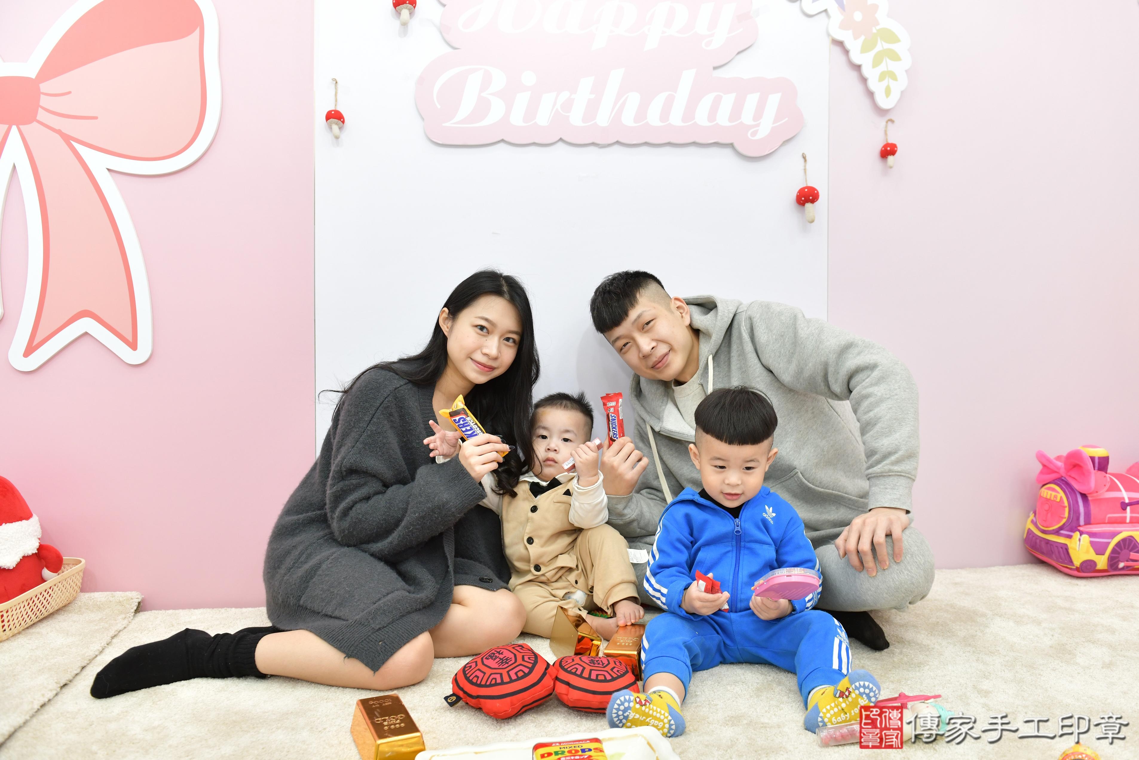 傳家手工印章桃園店、抓周、度脺、美式風會場、傳家嬰兒古禮、吉祥話、抓周道具物品24種、拍照。抓周證書。寶寶抓周、滿周歲、生日快樂、祝福