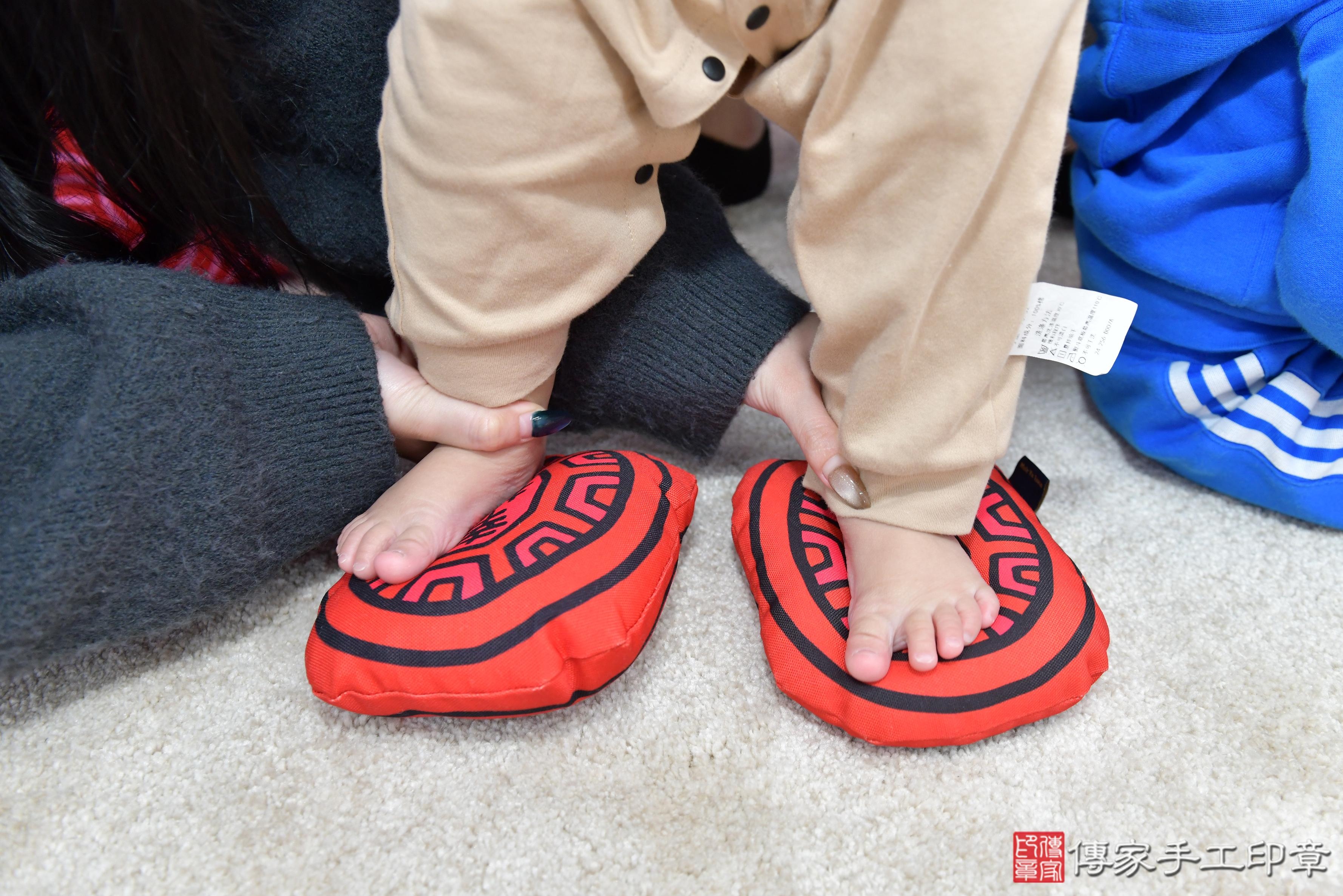 傳家手工印章桃園店、抓周、度脺、美式風會場、傳家嬰兒古禮、吉祥話、抓周道具物品24種、拍照。抓周證書。寶寶抓周、滿周歲、生日快樂、祝福