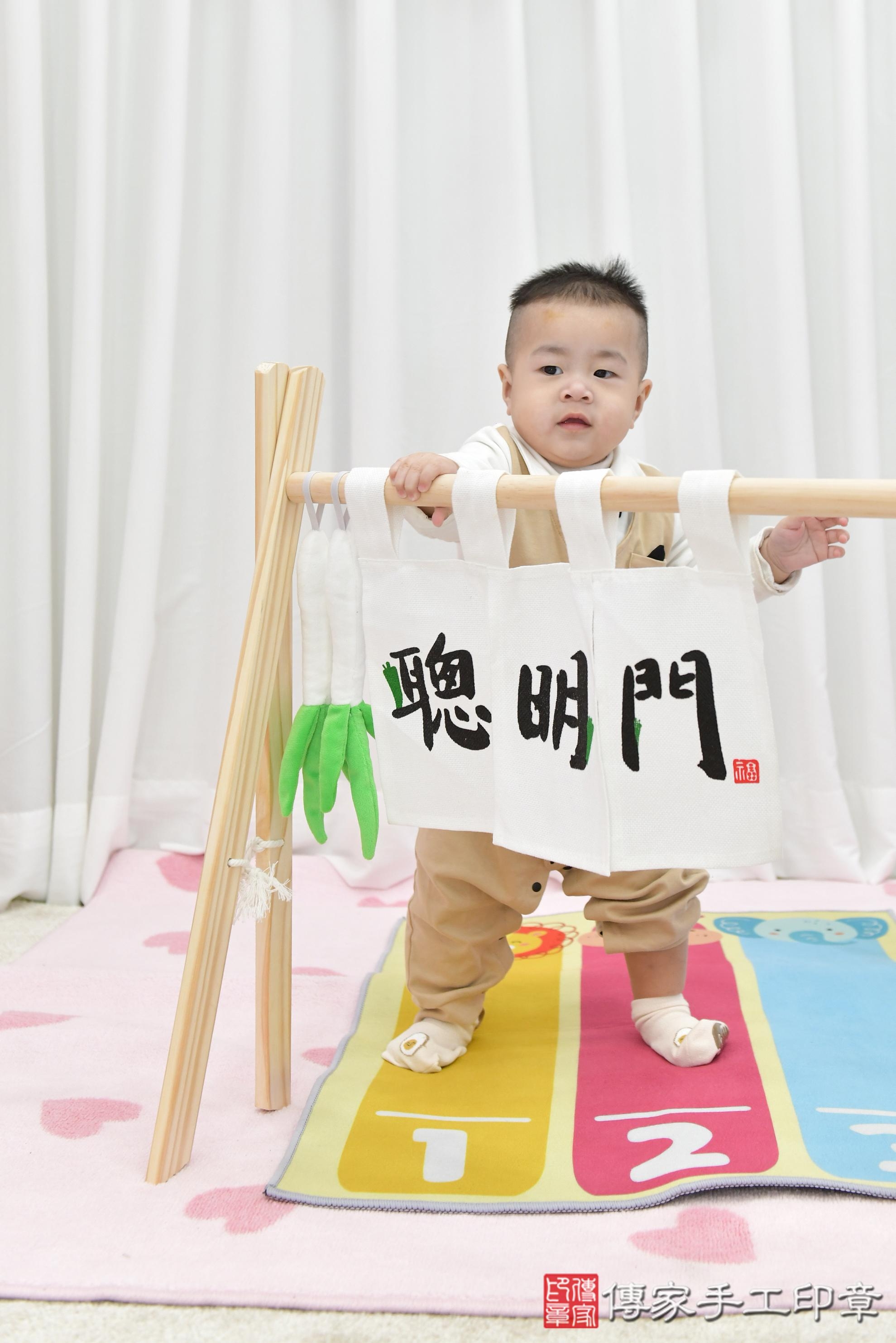 傳家手工印章桃園店、抓周、度脺、美式風會場、傳家嬰兒古禮、吉祥話、抓周道具物品24種、拍照。抓周證書。寶寶抓周、滿周歲、生日快樂、祝福