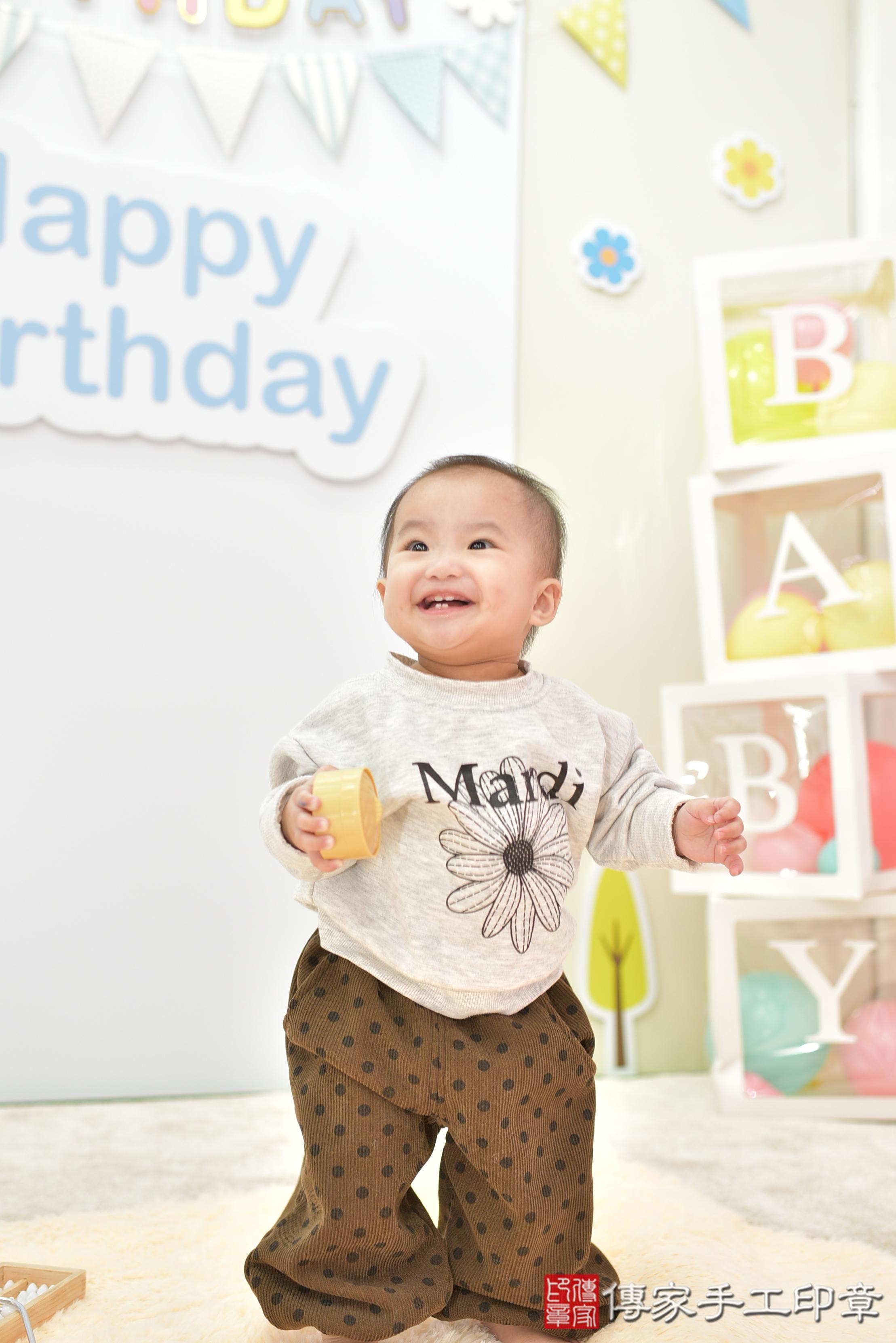 傳家手工印章桃園店、抓周、度脺、美式風會場、傳家嬰兒古禮、吉祥話、抓周道具物品24種、拍照。抓周證書。寶寶抓周、滿周歲、生日快樂、祝福 傳家手工印章桃園店、抓周、度脺、美式風會場、傳家嬰兒古禮、吉祥話、抓周道具物品24種、拍照。抓周證書。寶寶抓周、滿周歲、生日快樂、祝福