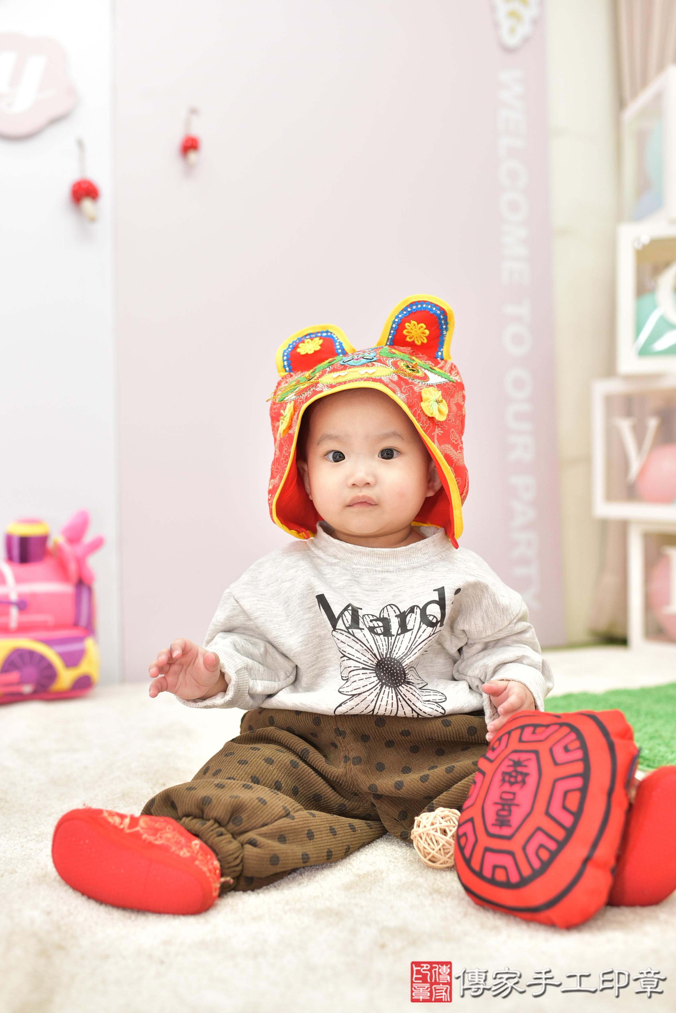 傳家手工印章桃園店、抓周、度脺、美式風會場、傳家嬰兒古禮、吉祥話、抓周道具物品24種、拍照。抓周證書。寶寶抓周、滿周歲、生日快樂、祝福 傳家手工印章桃園店、抓周、度脺、美式風會場、傳家嬰兒古禮、吉祥話、抓周道具物品24種、拍照。抓周證書。寶寶抓周、滿周歲、生日快樂、祝福