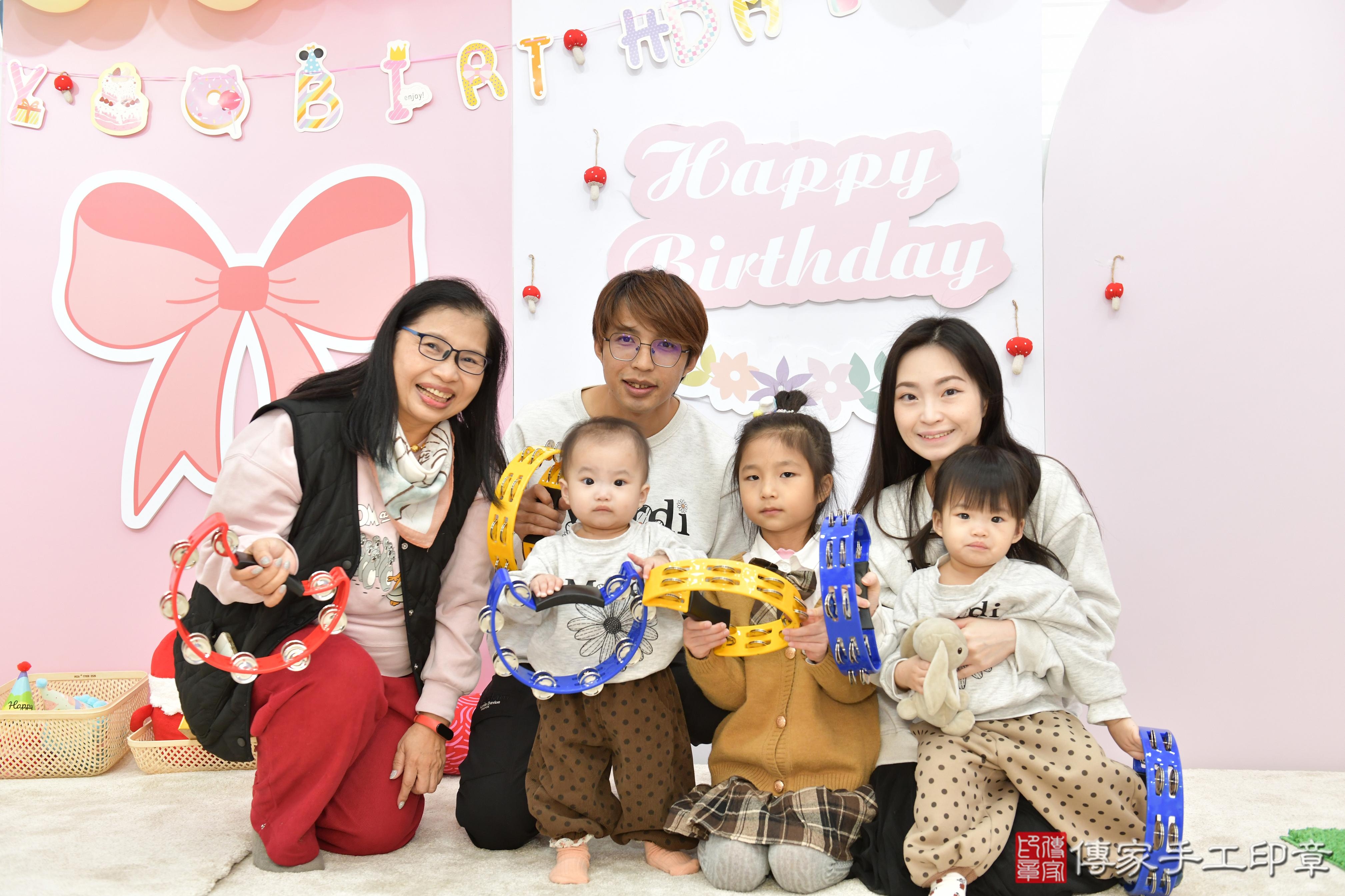 傳家手工印章桃園店、抓周、度脺、美式風會場、傳家嬰兒古禮、吉祥話、抓周道具物品24種、拍照。抓周證書。寶寶抓周、滿周歲、生日快樂、祝福 傳家手工印章桃園店、抓周、度脺、美式風會場、傳家嬰兒古禮、吉祥話、抓周道具物品24種、拍照。抓周證書。寶寶抓周、滿周歲、生日快樂、祝福