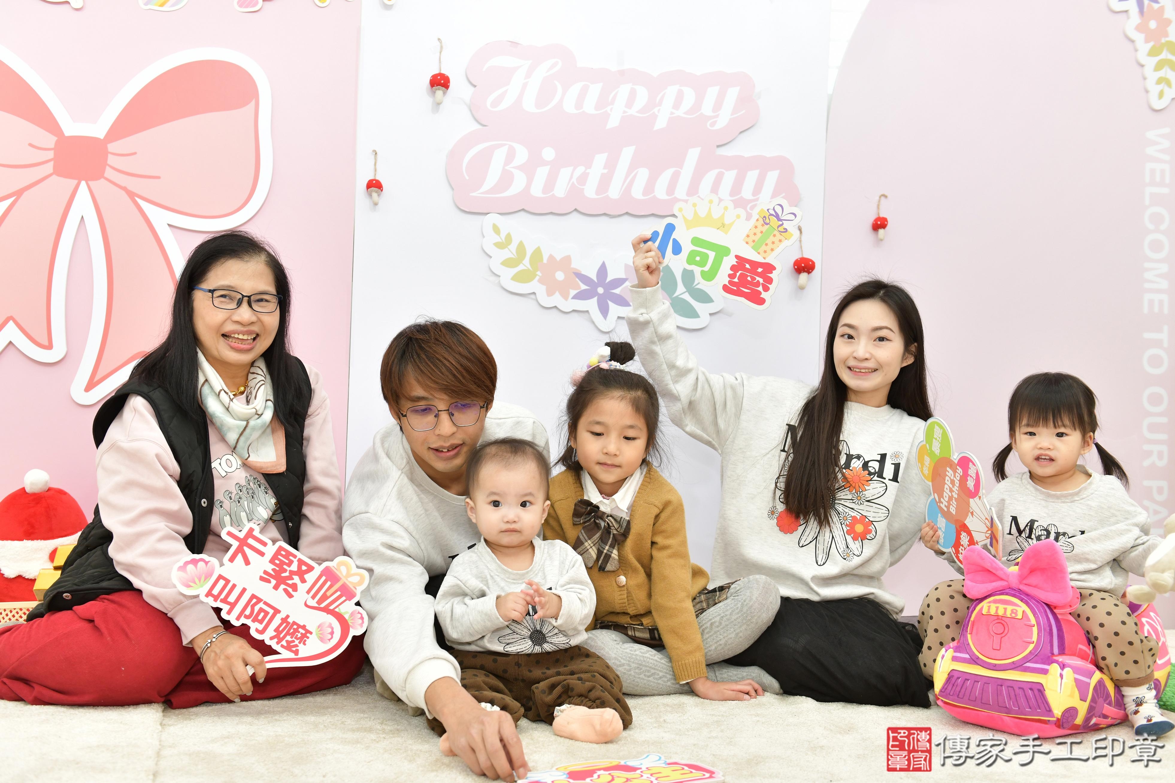 傳家手工印章桃園店、抓周、度脺、美式風會場、傳家嬰兒古禮、吉祥話、抓周道具物品24種、拍照。抓周證書。寶寶抓周、滿周歲、生日快樂、祝福 傳家手工印章桃園店、抓周、度脺、美式風會場、傳家嬰兒古禮、吉祥話、抓周道具物品24種、拍照。抓周證書。寶寶抓周、滿周歲、生日快樂、祝福