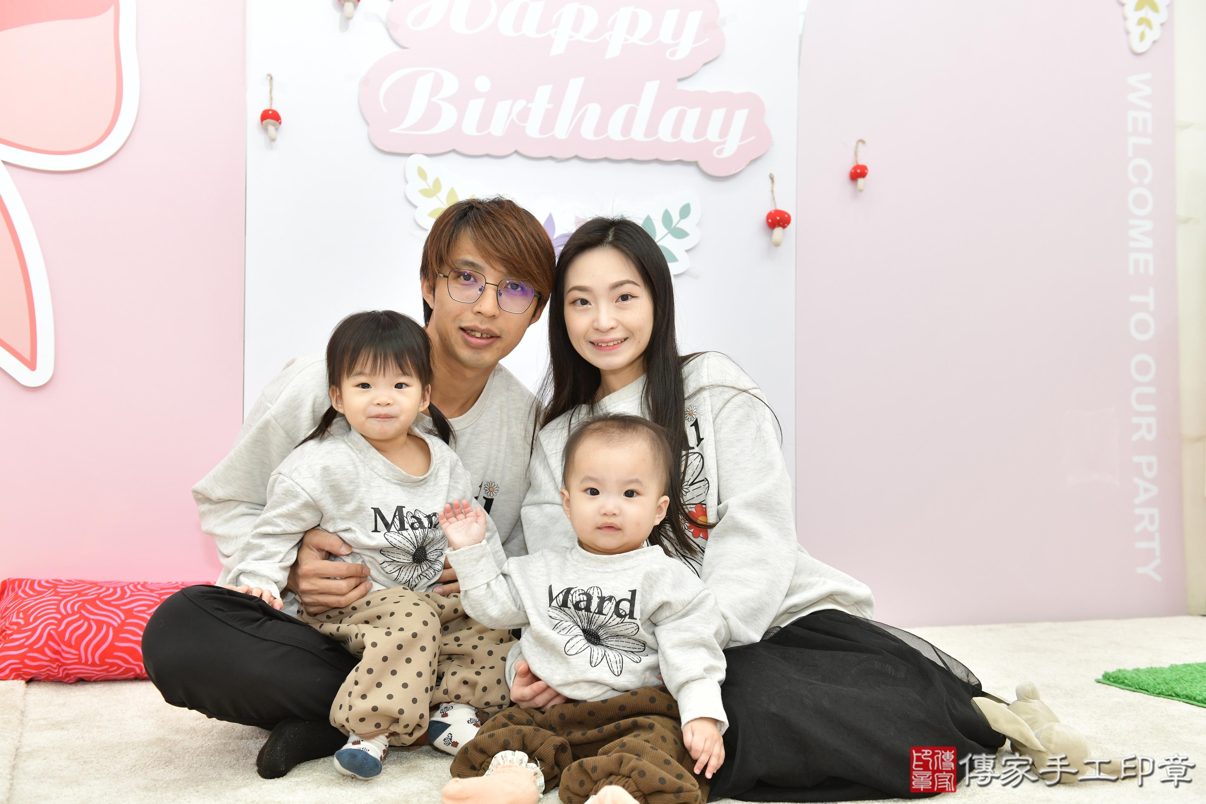 傳家手工印章桃園店、抓周、度脺、美式風會場、傳家嬰兒古禮、吉祥話、抓周道具物品24種、拍照。抓周證書。寶寶抓周、滿周歲、生日快樂、祝福 傳家手工印章桃園店、抓周、度脺、美式風會場、傳家嬰兒古禮、吉祥話、抓周道具物品24種、拍照。抓周證書。寶寶抓周、滿周歲、生日快樂、祝福