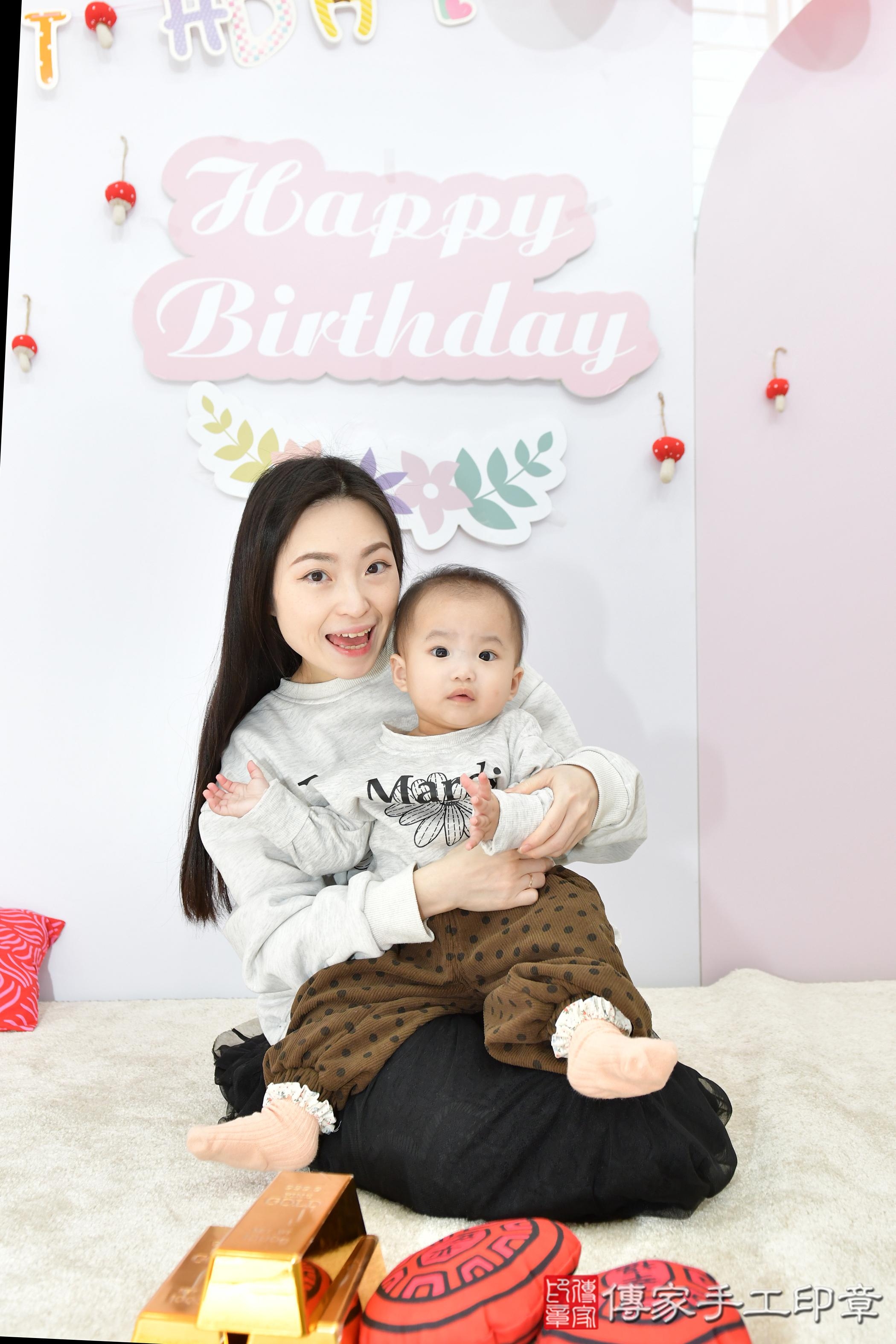 傳家手工印章桃園店、抓周、度脺、美式風會場、傳家嬰兒古禮、吉祥話、抓周道具物品24種、拍照。抓周證書。寶寶抓周、滿周歲、生日快樂、祝福 傳家手工印章桃園店、抓周、度脺、美式風會場、傳家嬰兒古禮、吉祥話、抓周道具物品24種、拍照。抓周證書。寶寶抓周、滿周歲、生日快樂、祝福