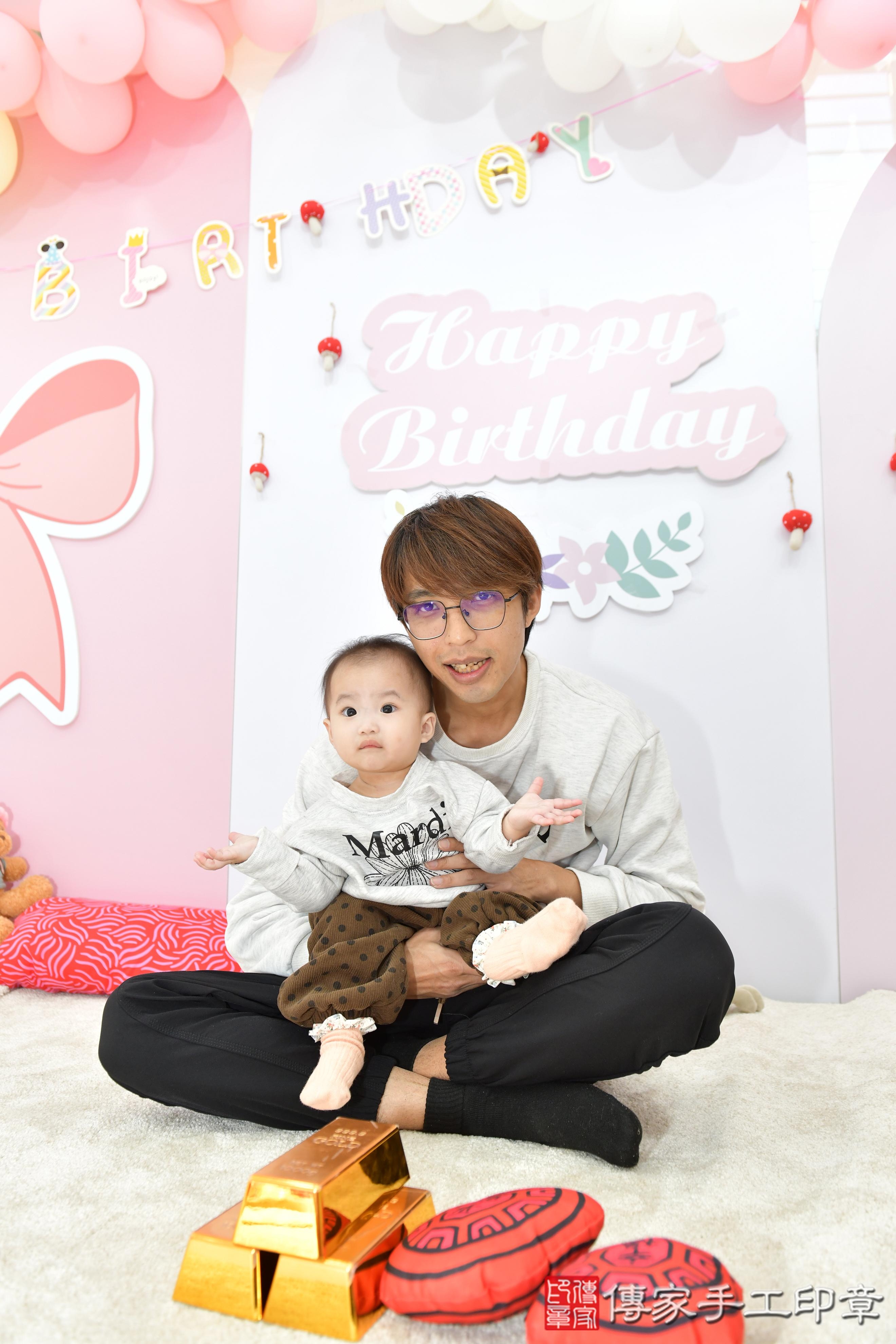 傳家手工印章桃園店、抓周、度脺、美式風會場、傳家嬰兒古禮、吉祥話、抓周道具物品24種、拍照。抓周證書。寶寶抓周、滿周歲、生日快樂、祝福 傳家手工印章桃園店、抓周、度脺、美式風會場、傳家嬰兒古禮、吉祥話、抓周道具物品24種、拍照。抓周證書。寶寶抓周、滿周歲、生日快樂、祝福