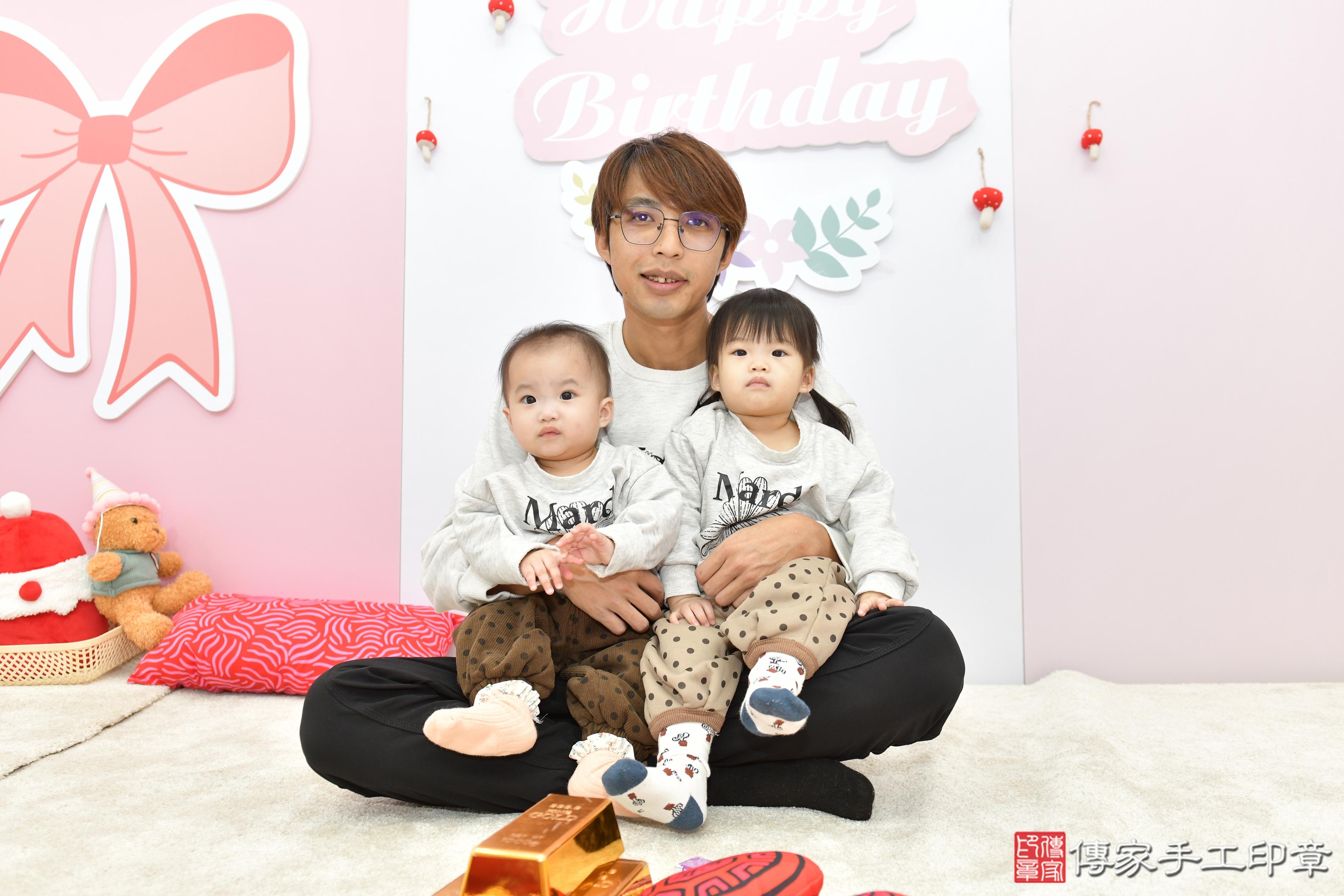 傳家手工印章桃園店、抓周、度脺、美式風會場、傳家嬰兒古禮、吉祥話、抓周道具物品24種、拍照。抓周證書。寶寶抓周、滿周歲、生日快樂、祝福 傳家手工印章桃園店、抓周、度脺、美式風會場、傳家嬰兒古禮、吉祥話、抓周道具物品24種、拍照。抓周證書。寶寶抓周、滿周歲、生日快樂、祝福