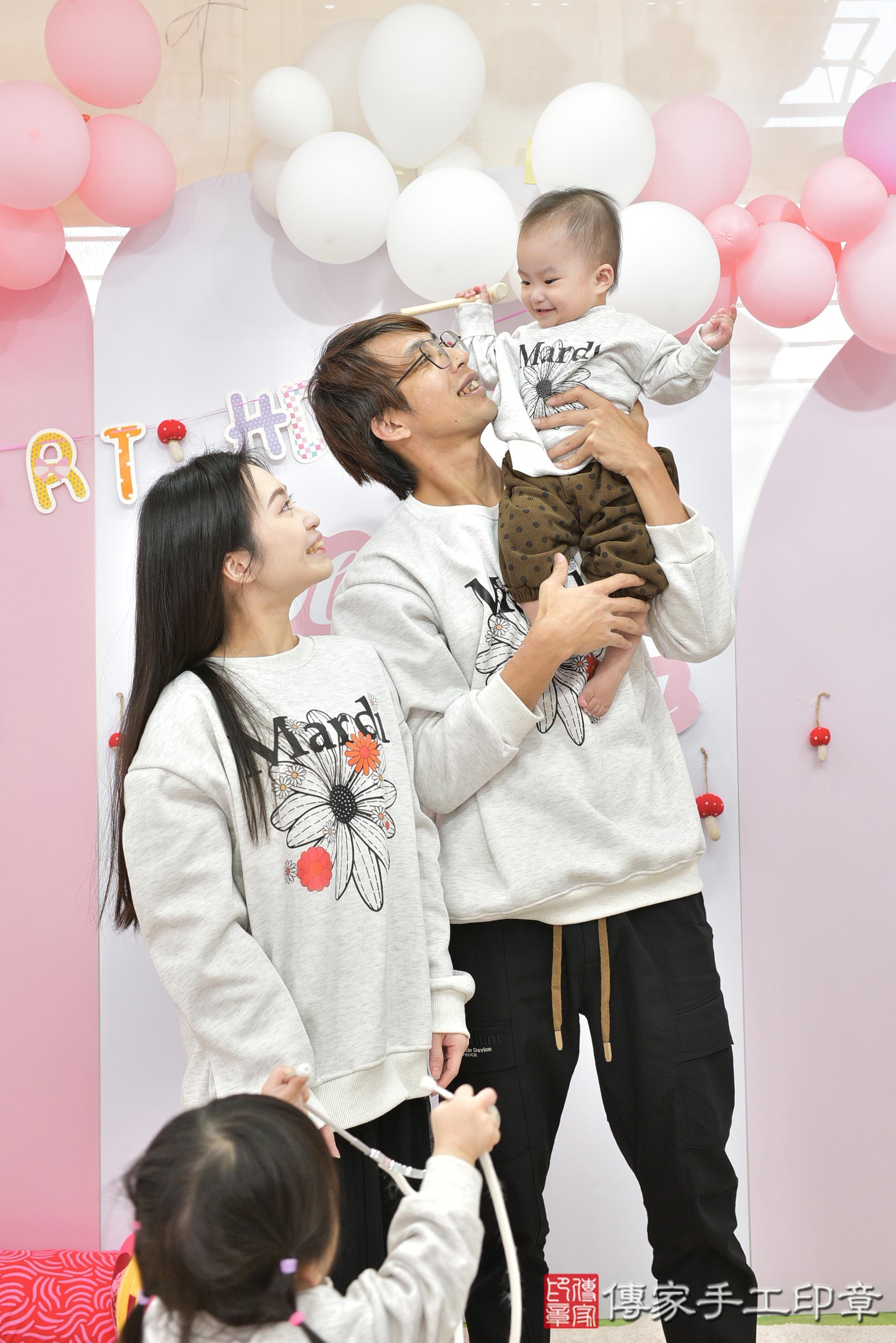 傳家手工印章桃園店、抓周、度脺、美式風會場、傳家嬰兒古禮、吉祥話、抓周道具物品24種、拍照。抓周證書。寶寶抓周、滿周歲、生日快樂、祝福 傳家手工印章桃園店、抓周、度脺、美式風會場、傳家嬰兒古禮、吉祥話、抓周道具物品24種、拍照。抓周證書。寶寶抓周、滿周歲、生日快樂、祝福