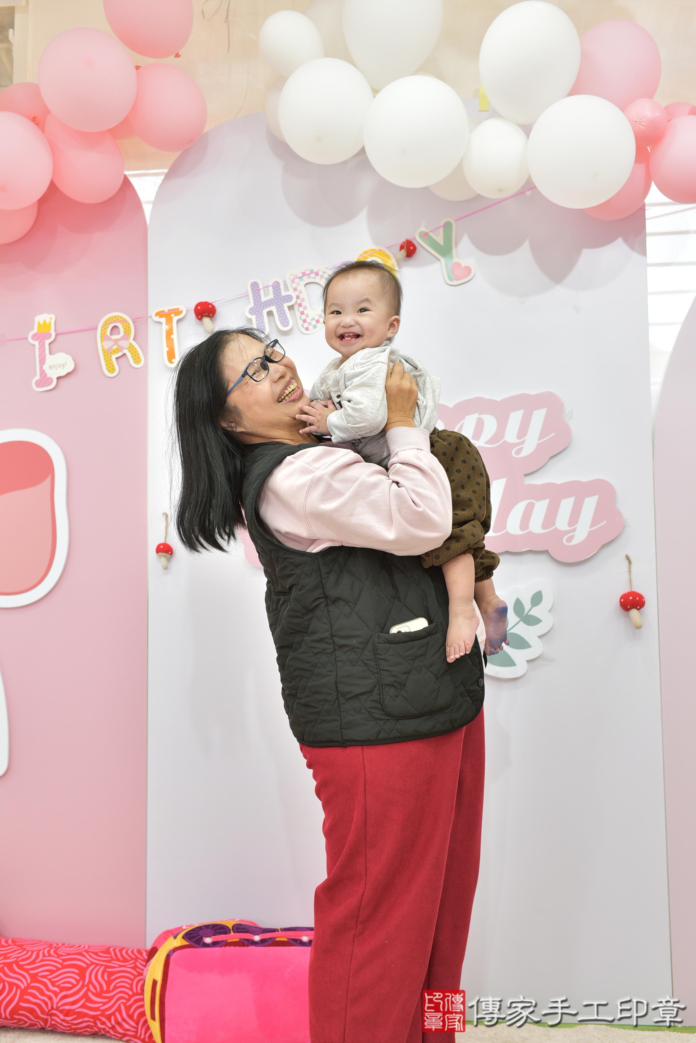 傳家手工印章桃園店、抓周、度脺、美式風會場、傳家嬰兒古禮、吉祥話、抓周道具物品24種、拍照。抓周證書。寶寶抓周、滿周歲、生日快樂、祝福 傳家手工印章桃園店、抓周、度脺、美式風會場、傳家嬰兒古禮、吉祥話、抓周道具物品24種、拍照。抓周證書。寶寶抓周、滿周歲、生日快樂、祝福