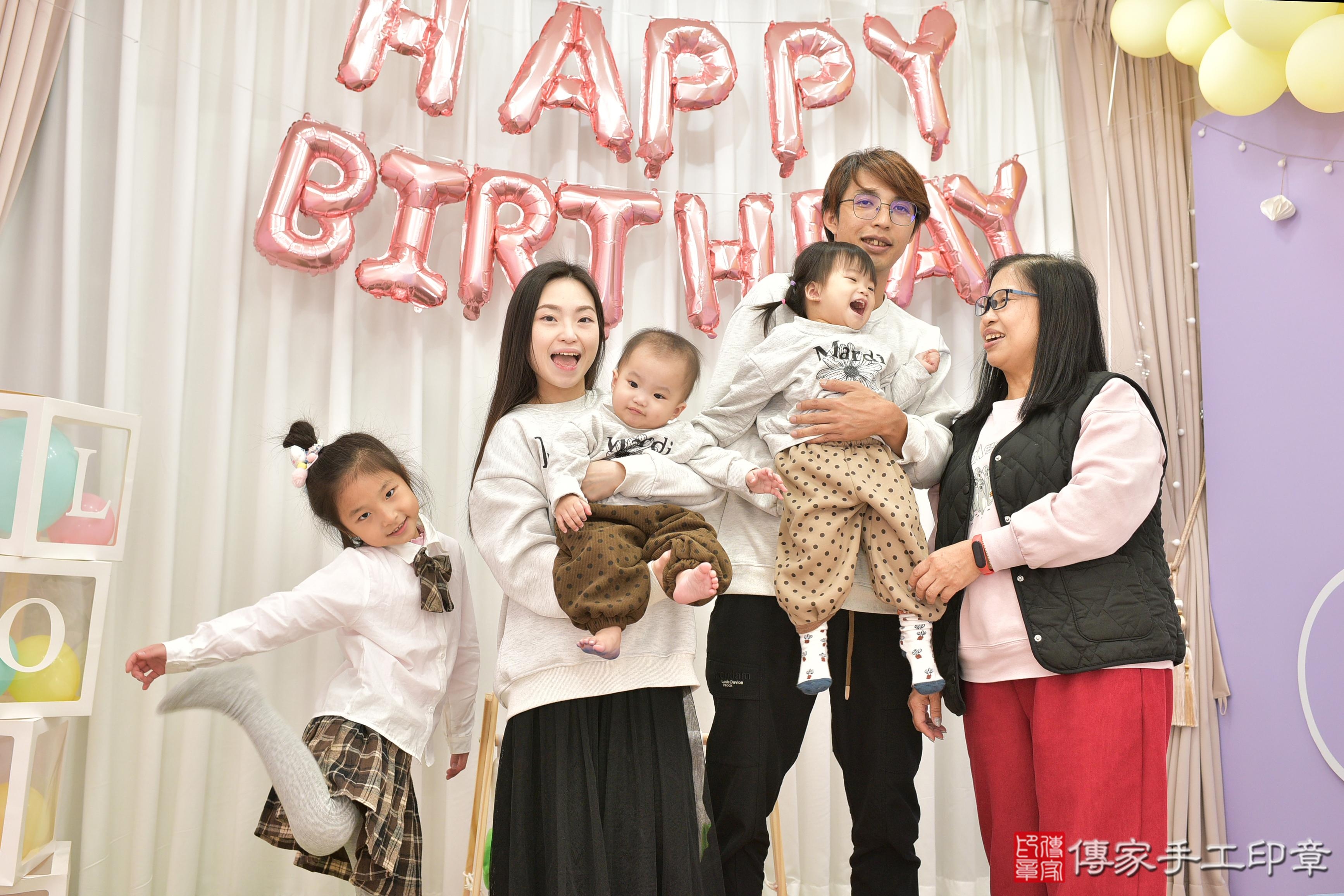 傳家手工印章桃園店、抓周、度脺、美式風會場、傳家嬰兒古禮、吉祥話、抓周道具物品24種、拍照。抓周證書。寶寶抓周、滿周歲、生日快樂、祝福 傳家手工印章桃園店、抓周、度脺、美式風會場、傳家嬰兒古禮、吉祥話、抓周道具物品24種、拍照。抓周證書。寶寶抓周、滿周歲、生日快樂、祝福