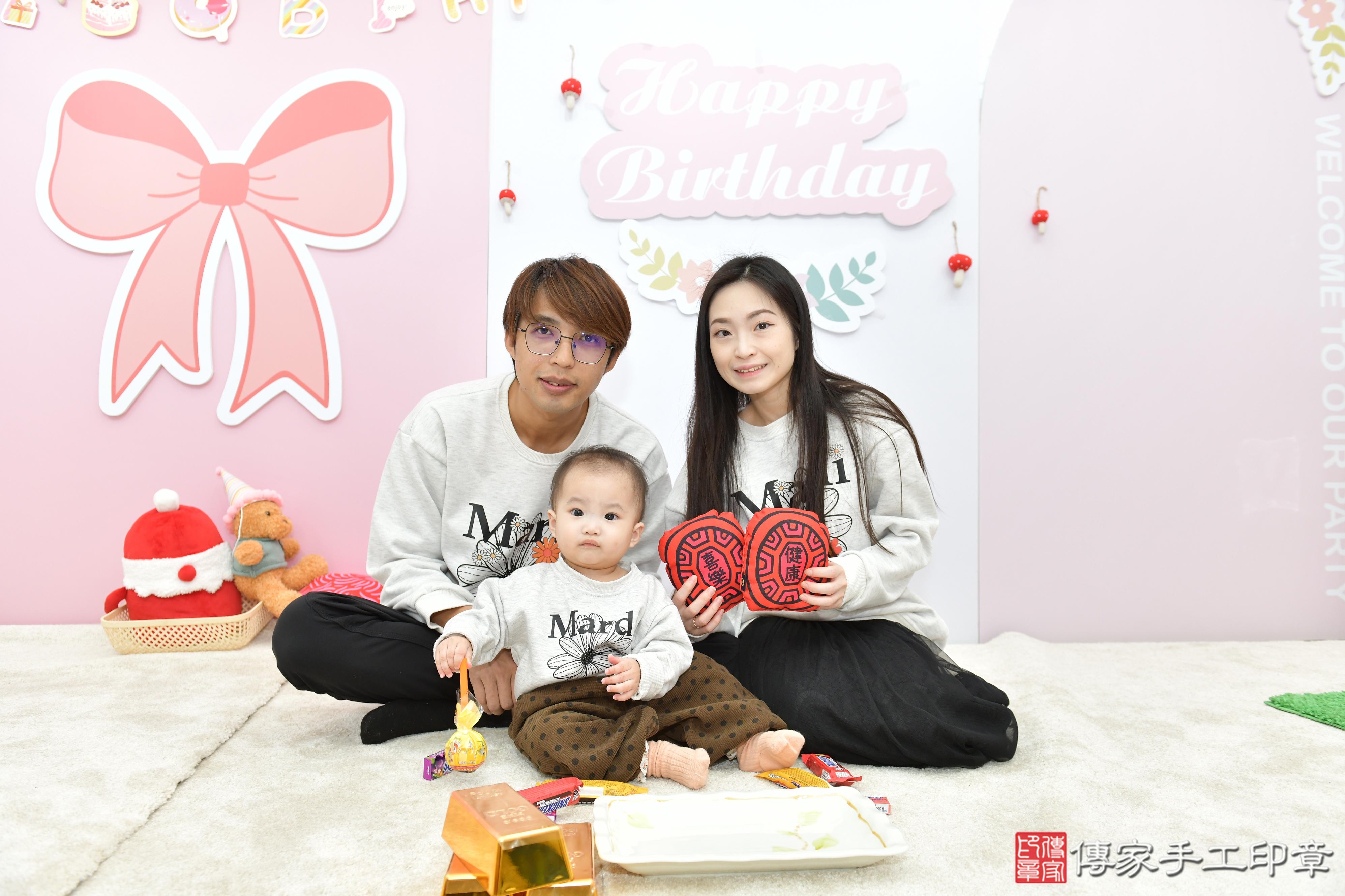 傳家手工印章桃園店、抓周、度脺、美式風會場、傳家嬰兒古禮、吉祥話、抓周道具物品24種、拍照。抓周證書。寶寶抓周、滿周歲、生日快樂、祝福 傳家手工印章桃園店、抓周、度脺、美式風會場、傳家嬰兒古禮、吉祥話、抓周道具物品24種、拍照。抓周證書。寶寶抓周、滿周歲、生日快樂、祝福