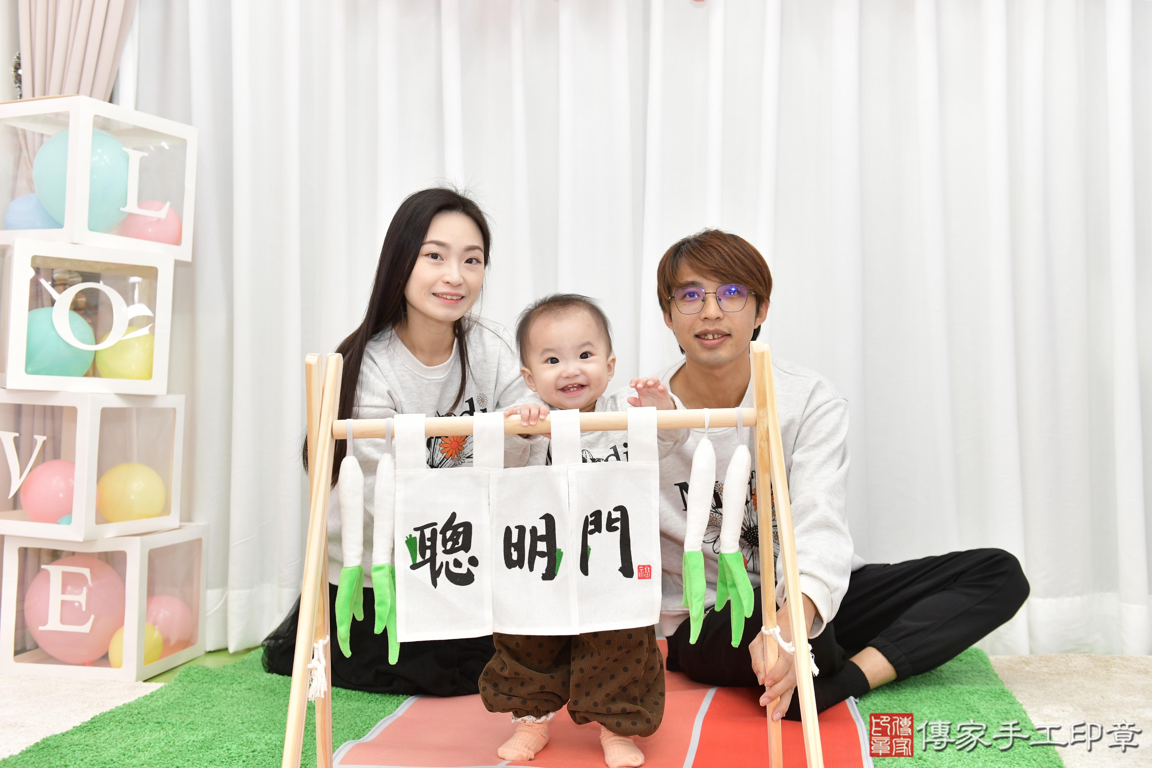 傳家手工印章桃園店、抓周、度脺、美式風會場、傳家嬰兒古禮、吉祥話、抓周道具物品24種、拍照。抓周證書。寶寶抓周、滿周歲、生日快樂、祝福 傳家手工印章桃園店、抓周、度脺、美式風會場、傳家嬰兒古禮、吉祥話、抓周道具物品24種、拍照。抓周證書。寶寶抓周、滿周歲、生日快樂、祝福