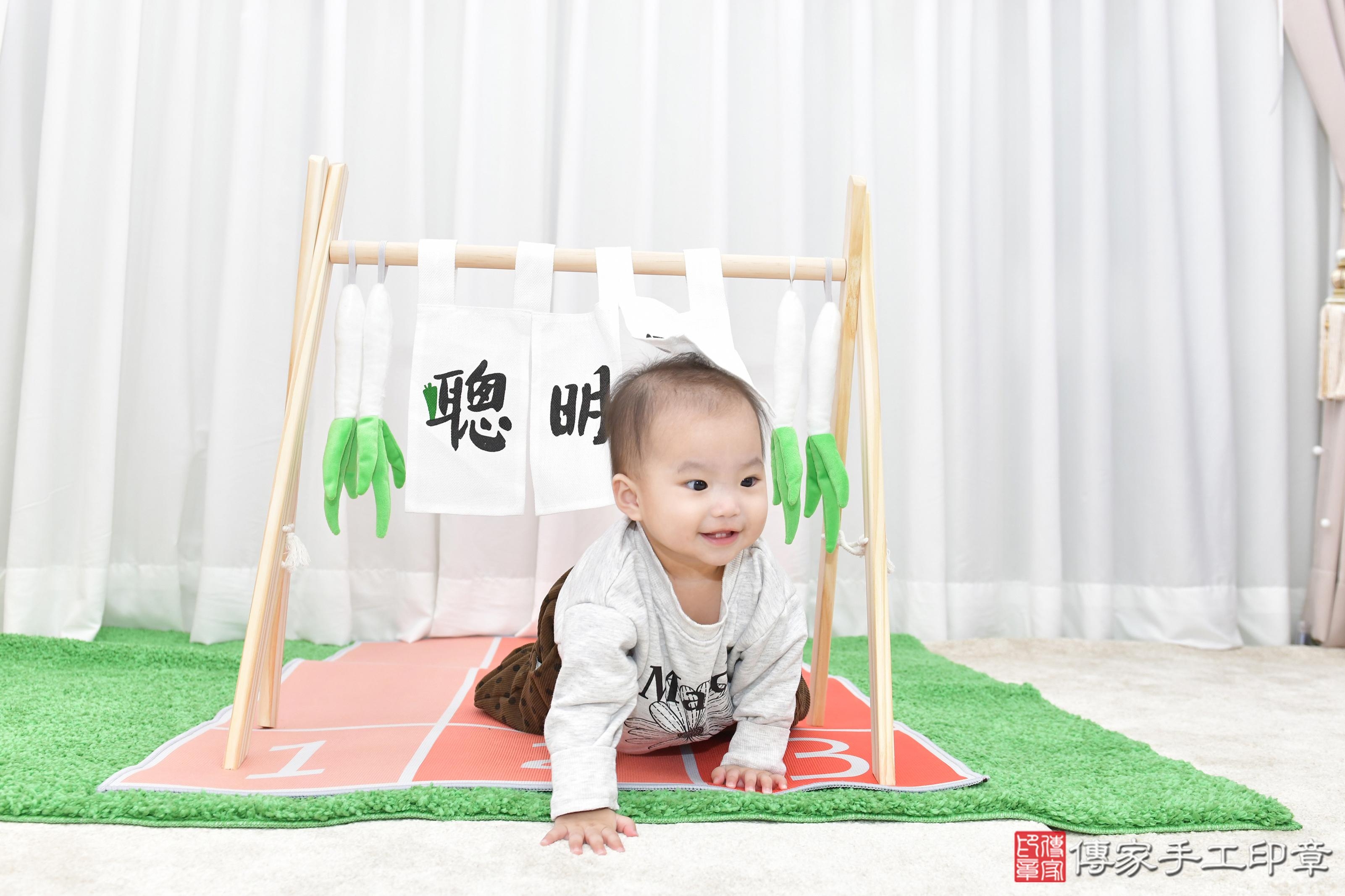 傳家手工印章桃園店、抓周、度脺、美式風會場、傳家嬰兒古禮、吉祥話、抓周道具物品24種、拍照。抓周證書。寶寶抓周、滿周歲、生日快樂、祝福 傳家手工印章桃園店、抓周、度脺、美式風會場、傳家嬰兒古禮、吉祥話、抓周道具物品24種、拍照。抓周證書。寶寶抓周、滿周歲、生日快樂、祝福