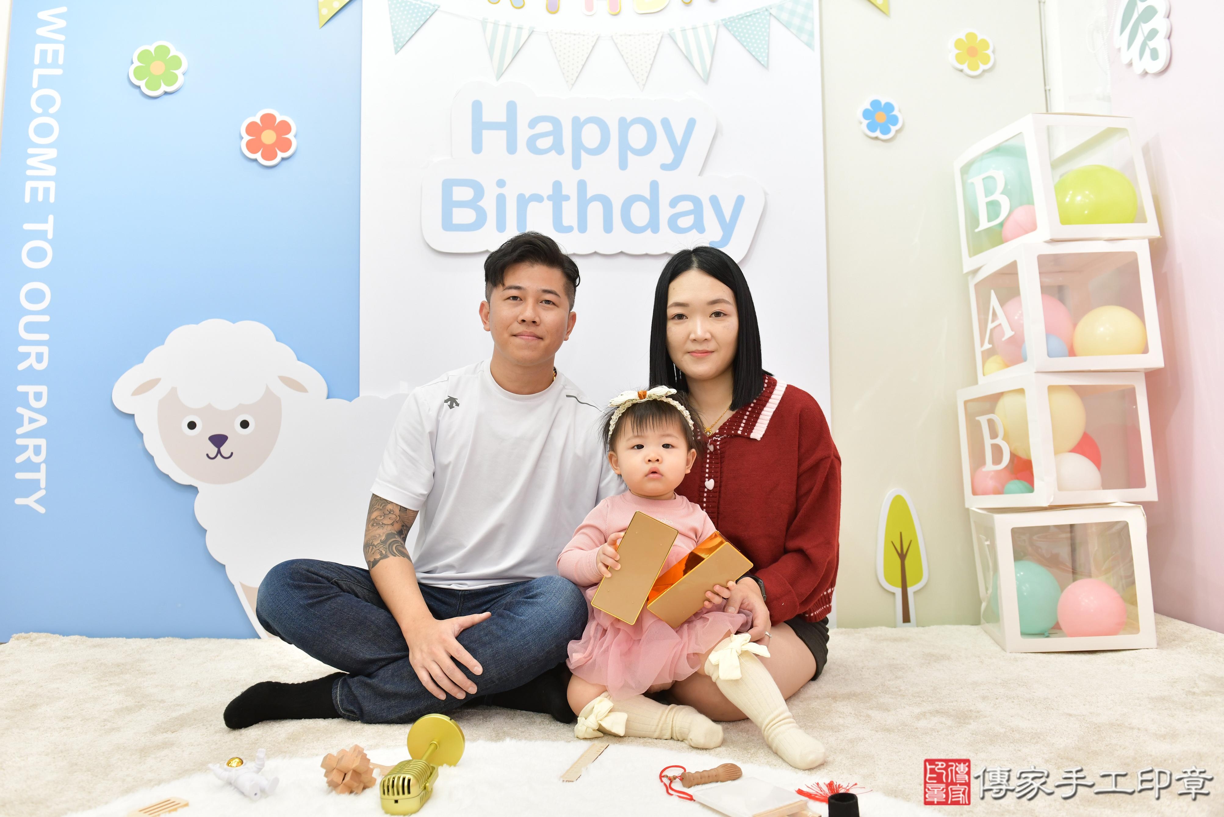 傳家手工印章桃園店、抓周、度脺、美式風會場、傳家嬰兒古禮、吉祥話、抓周道具物品24種、拍照。抓周證書。寶寶抓周、滿周歲、生日快樂、祝福 傳家手工印章桃園店、抓周、度脺、美式風會場、傳家嬰兒古禮、吉祥話、抓周道具物品24種、拍照。抓周證書。寶寶抓周、滿周歲、生日快樂、祝福