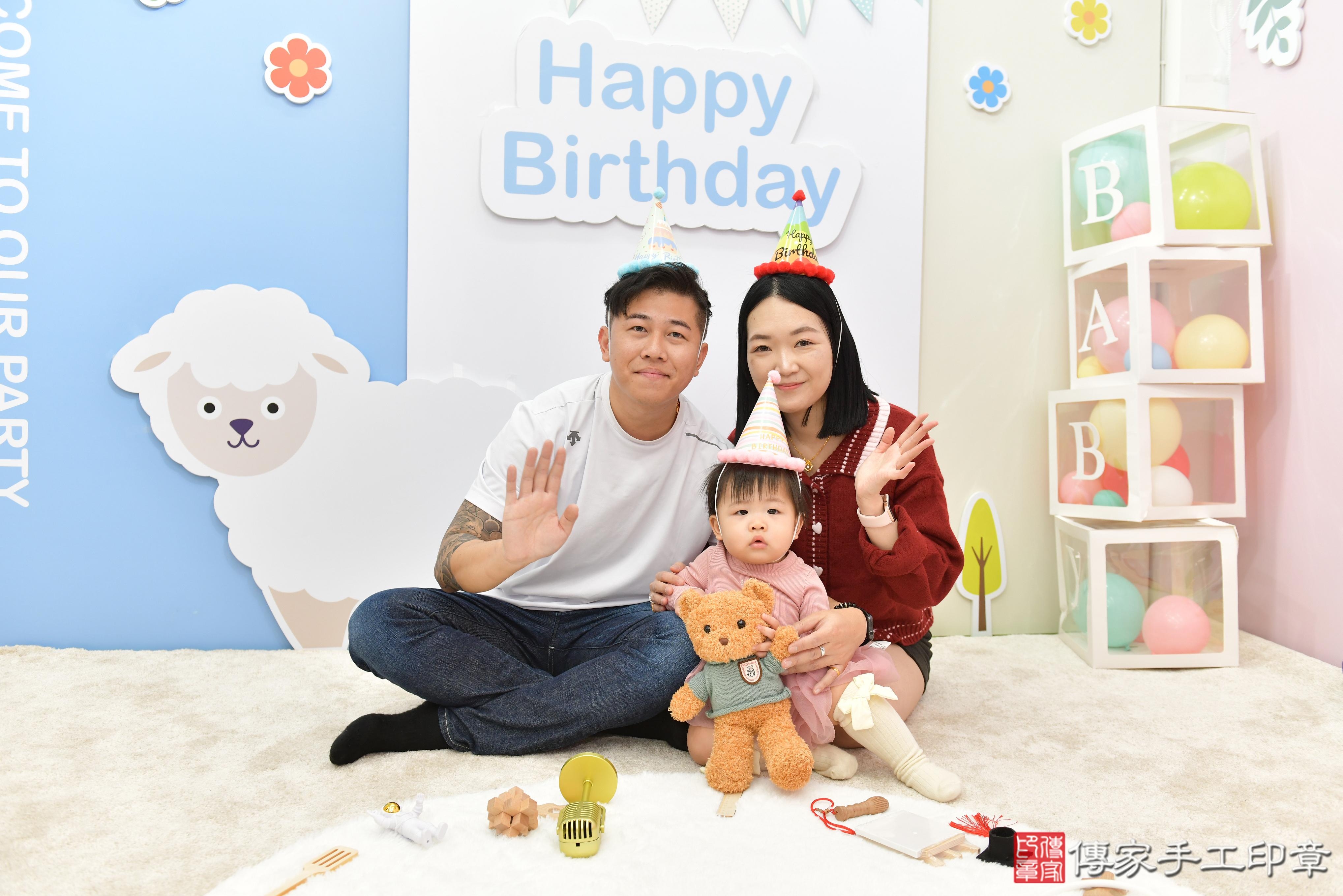 傳家手工印章桃園店、抓周、度脺、美式風會場、傳家嬰兒古禮、吉祥話、抓周道具物品24種、拍照。抓周證書。寶寶抓周、滿周歲、生日快樂、祝福 傳家手工印章桃園店、抓周、度脺、美式風會場、傳家嬰兒古禮、吉祥話、抓周道具物品24種、拍照。抓周證書。寶寶抓周、滿周歲、生日快樂、祝福