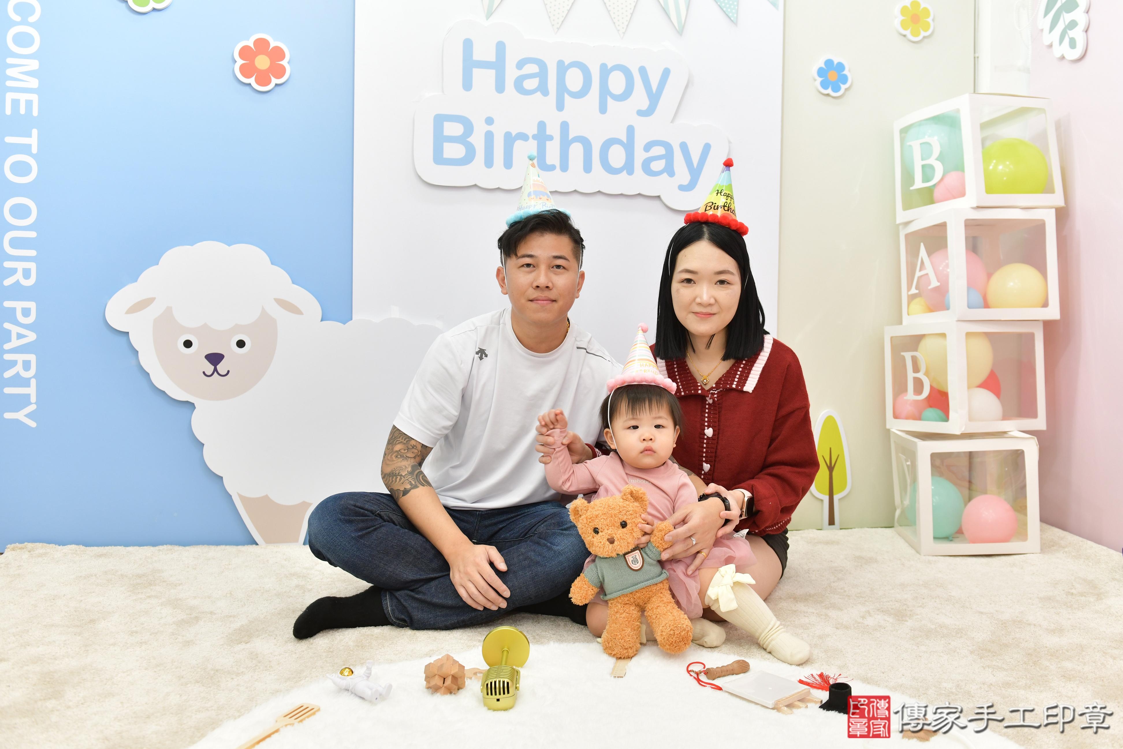 傳家手工印章桃園店、抓周、度脺、美式風會場、傳家嬰兒古禮、吉祥話、抓周道具物品24種、拍照。抓周證書。寶寶抓周、滿周歲、生日快樂、祝福 傳家手工印章桃園店、抓周、度脺、美式風會場、傳家嬰兒古禮、吉祥話、抓周道具物品24種、拍照。抓周證書。寶寶抓周、滿周歲、生日快樂、祝福