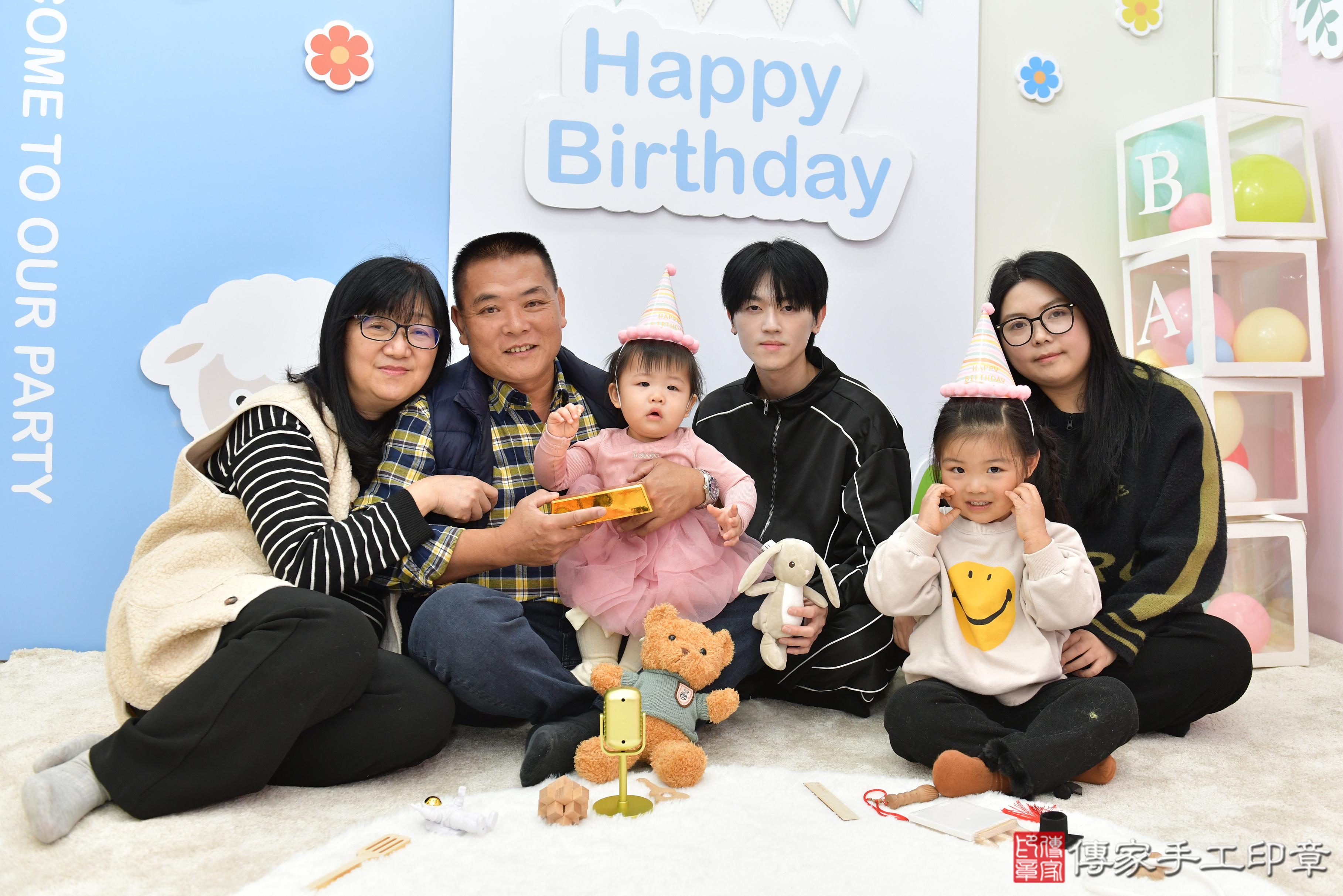 傳家手工印章桃園店、抓周、度脺、美式風會場、傳家嬰兒古禮、吉祥話、抓周道具物品24種、拍照。抓周證書。寶寶抓周、滿周歲、生日快樂、祝福 傳家手工印章桃園店、抓周、度脺、美式風會場、傳家嬰兒古禮、吉祥話、抓周道具物品24種、拍照。抓周證書。寶寶抓周、滿周歲、生日快樂、祝福