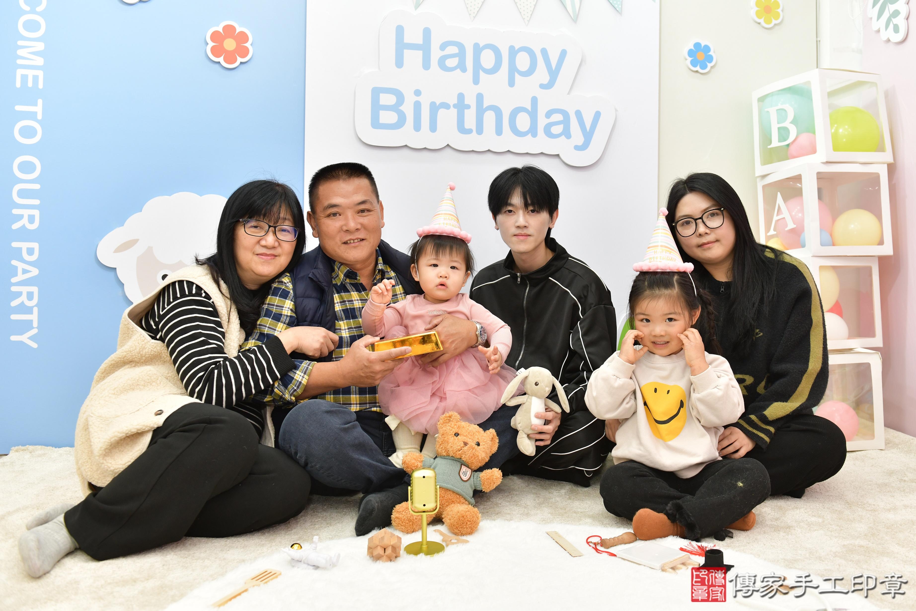 傳家手工印章桃園店、抓周、度脺、美式風會場、傳家嬰兒古禮、吉祥話、抓周道具物品24種、拍照。抓周證書。寶寶抓周、滿周歲、生日快樂、祝福 傳家手工印章桃園店、抓周、度脺、美式風會場、傳家嬰兒古禮、吉祥話、抓周道具物品24種、拍照。抓周證書。寶寶抓周、滿周歲、生日快樂、祝福