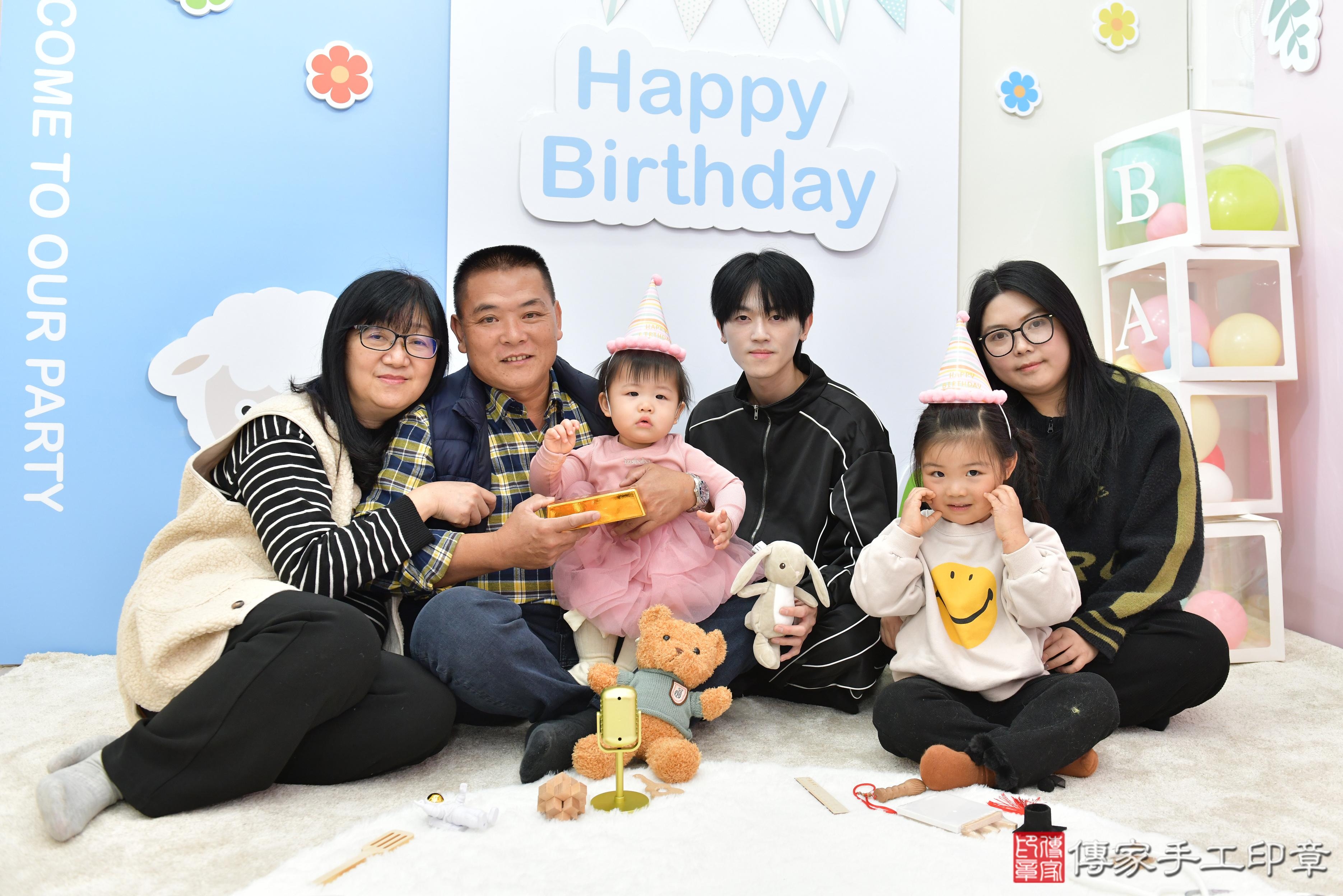 傳家手工印章桃園店、抓周、度脺、美式風會場、傳家嬰兒古禮、吉祥話、抓周道具物品24種、拍照。抓周證書。寶寶抓周、滿周歲、生日快樂、祝福 傳家手工印章桃園店、抓周、度脺、美式風會場、傳家嬰兒古禮、吉祥話、抓周道具物品24種、拍照。抓周證書。寶寶抓周、滿周歲、生日快樂、祝福