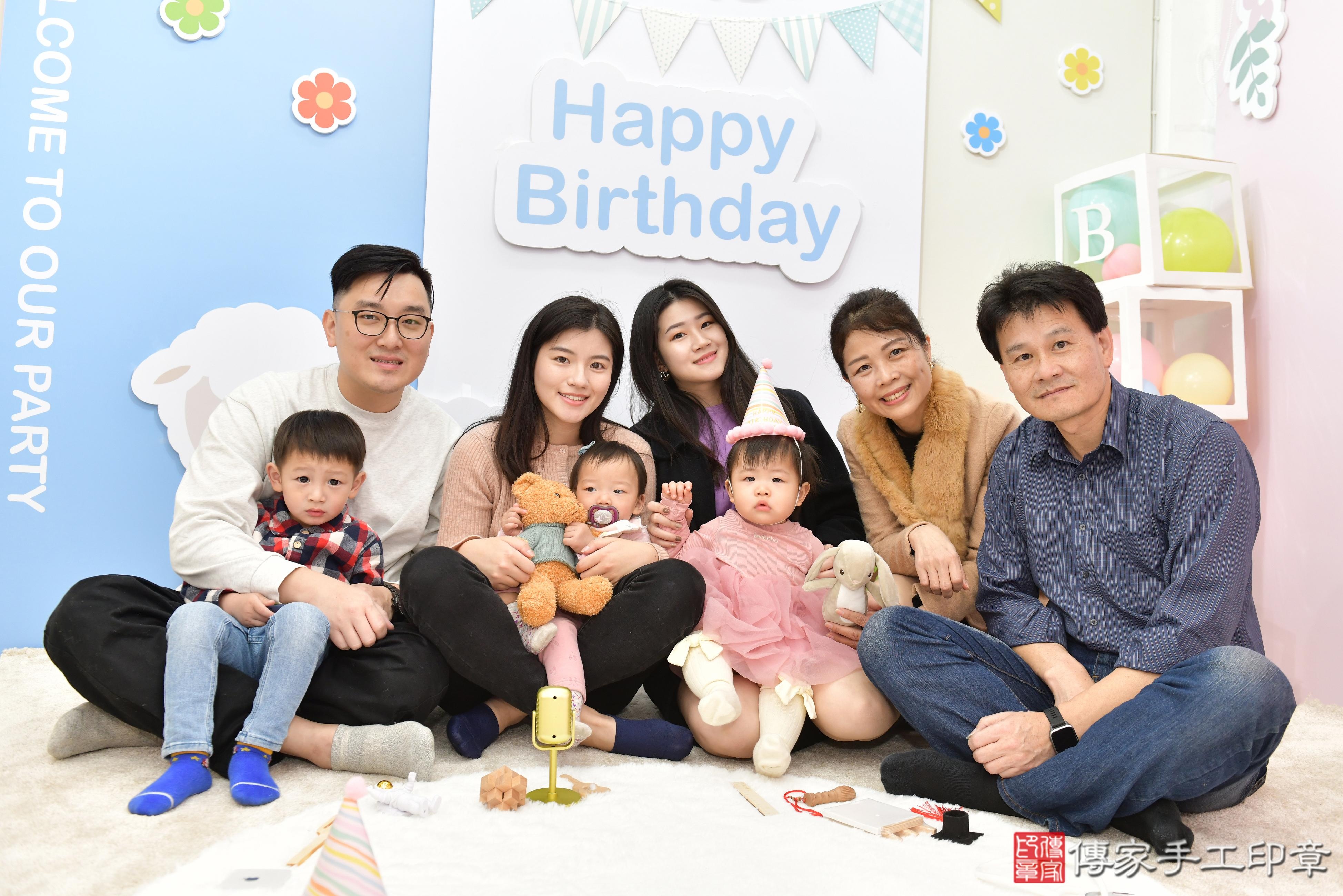 傳家手工印章桃園店、抓周、度脺、美式風會場、傳家嬰兒古禮、吉祥話、抓周道具物品24種、拍照。抓周證書。寶寶抓周、滿周歲、生日快樂、祝福 傳家手工印章桃園店、抓周、度脺、美式風會場、傳家嬰兒古禮、吉祥話、抓周道具物品24種、拍照。抓周證書。寶寶抓周、滿周歲、生日快樂、祝福