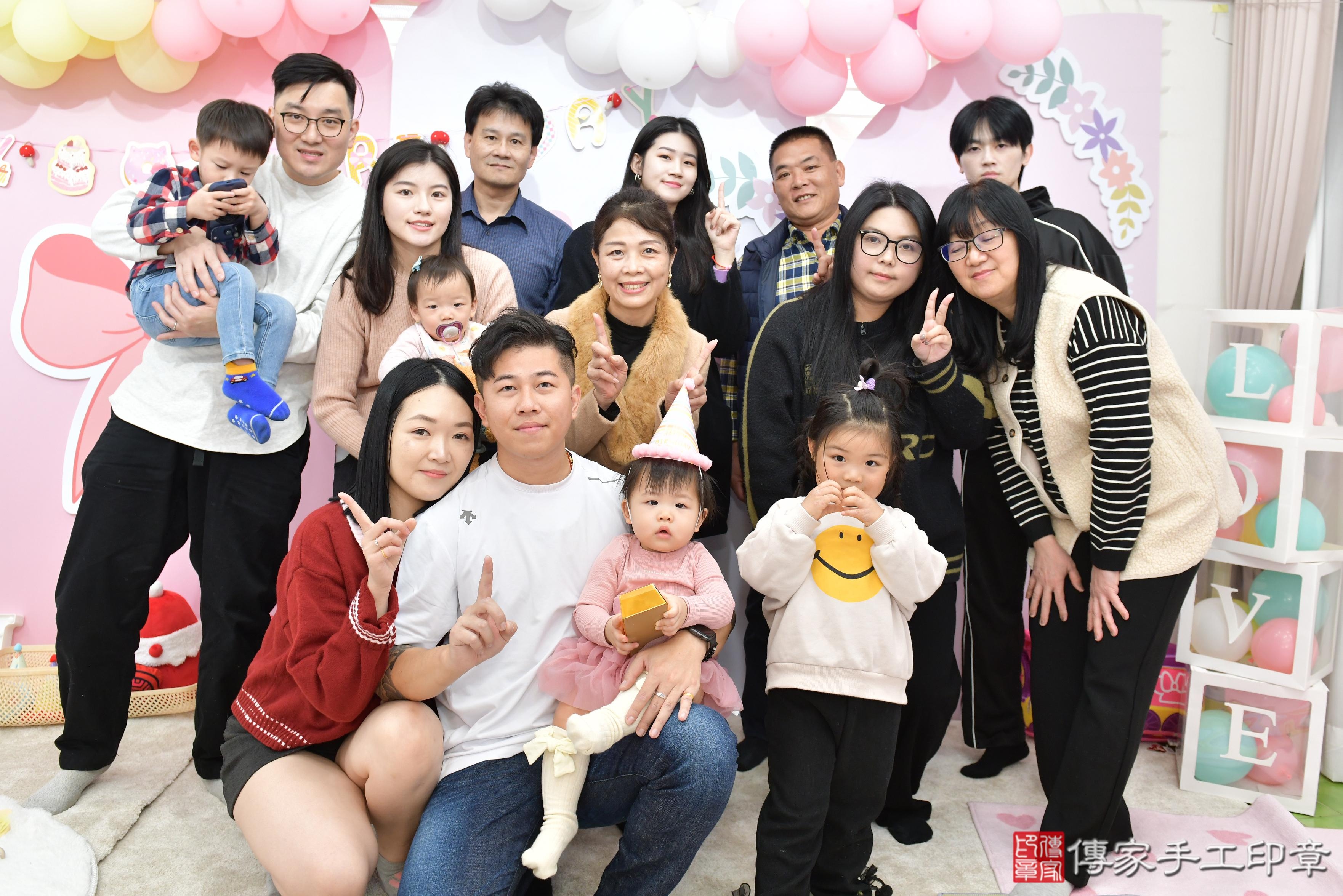 傳家手工印章桃園店、抓周、度脺、美式風會場、傳家嬰兒古禮、吉祥話、抓周道具物品24種、拍照。抓周證書。寶寶抓周、滿周歲、生日快樂、祝福 傳家手工印章桃園店、抓周、度脺、美式風會場、傳家嬰兒古禮、吉祥話、抓周道具物品24種、拍照。抓周證書。寶寶抓周、滿周歲、生日快樂、祝福