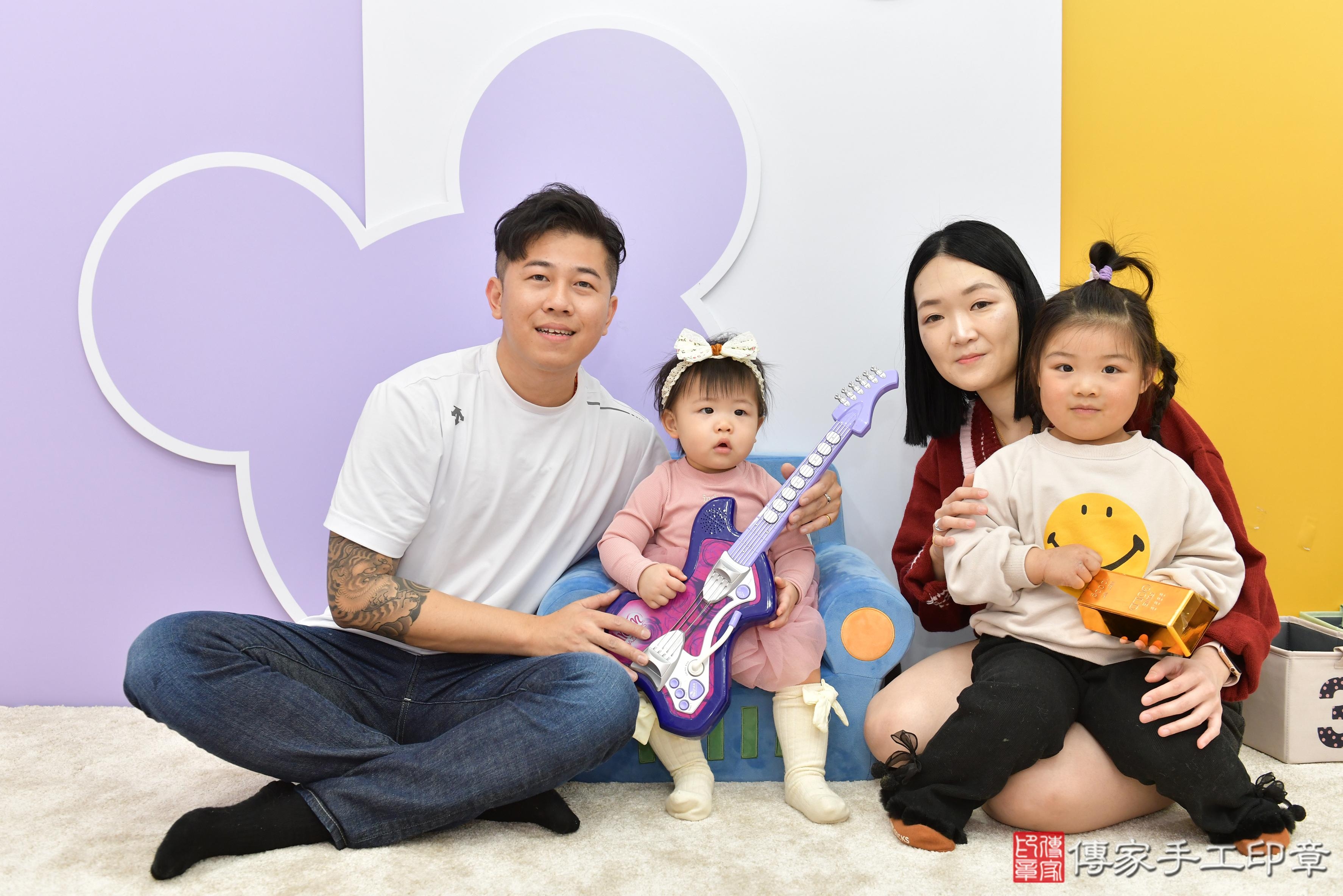 傳家手工印章桃園店、抓周、度脺、美式風會場、傳家嬰兒古禮、吉祥話、抓周道具物品24種、拍照。抓周證書。寶寶抓周、滿周歲、生日快樂、祝福 傳家手工印章桃園店、抓周、度脺、美式風會場、傳家嬰兒古禮、吉祥話、抓周道具物品24種、拍照。抓周證書。寶寶抓周、滿周歲、生日快樂、祝福