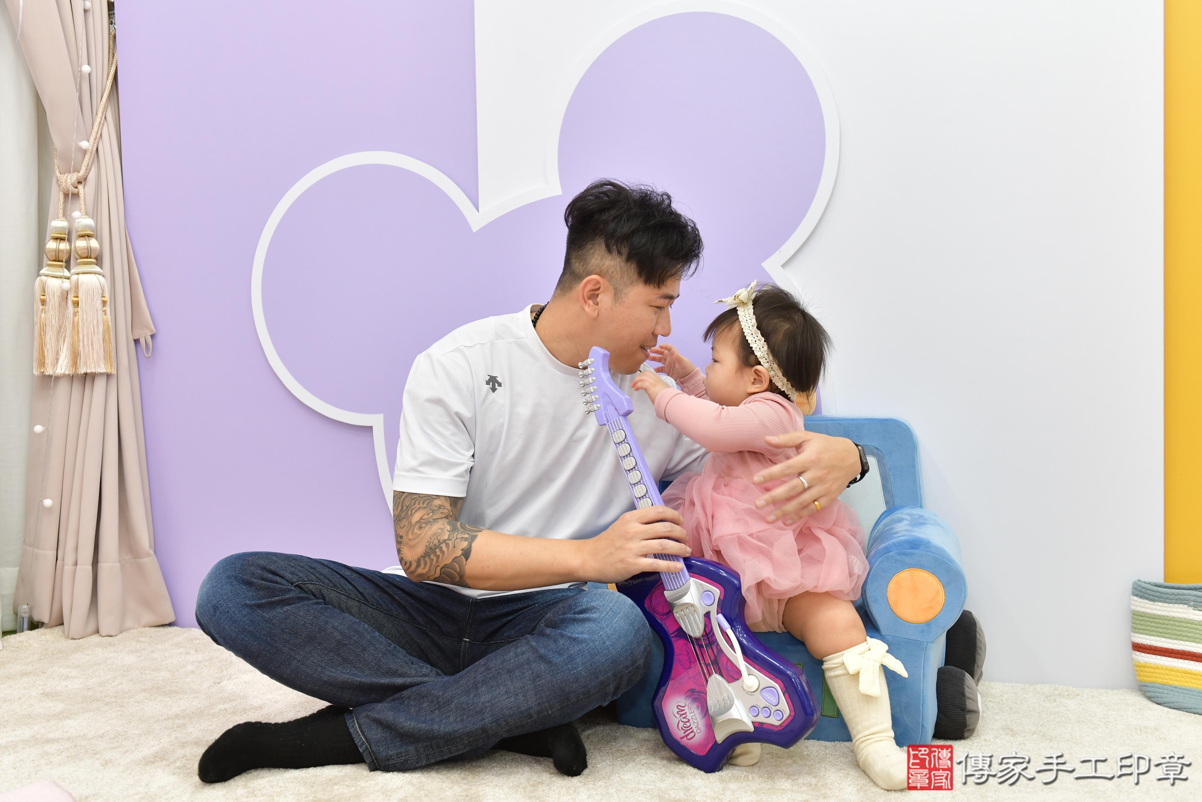 傳家手工印章桃園店、抓周、度脺、美式風會場、傳家嬰兒古禮、吉祥話、抓周道具物品24種、拍照。抓周證書。寶寶抓周、滿周歲、生日快樂、祝福 傳家手工印章桃園店、抓周、度脺、美式風會場、傳家嬰兒古禮、吉祥話、抓周道具物品24種、拍照。抓周證書。寶寶抓周、滿周歲、生日快樂、祝福