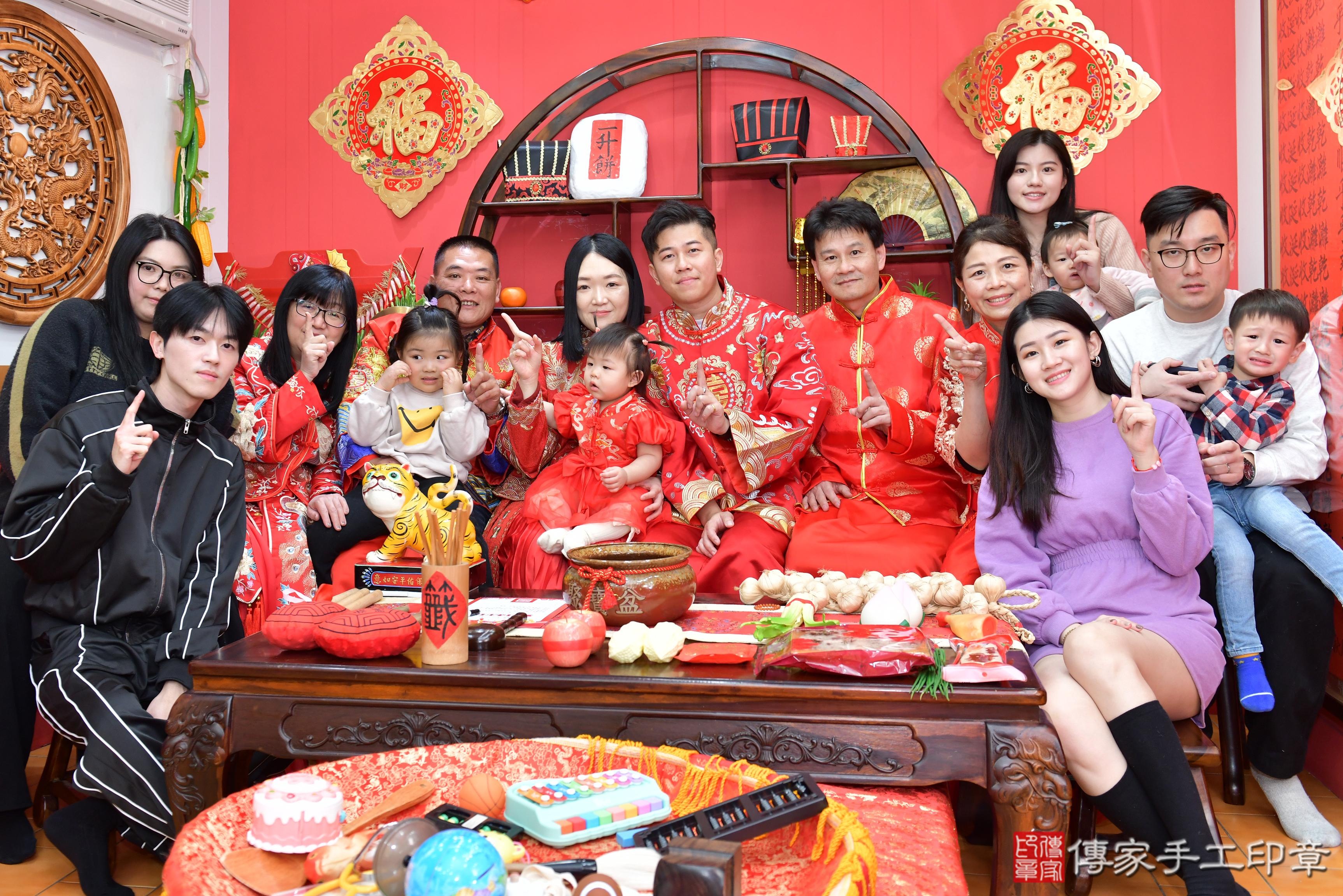 傳家手工印章桃園店、抓周、度脺、美式風會場、傳家嬰兒古禮、吉祥話、抓周道具物品24種、拍照。抓周證書。寶寶抓周、滿周歲、生日快樂、祝福 傳家手工印章桃園店、抓周、度脺、美式風會場、傳家嬰兒古禮、吉祥話、抓周道具物品24種、拍照。抓周證書。寶寶抓周、滿周歲、生日快樂、祝福