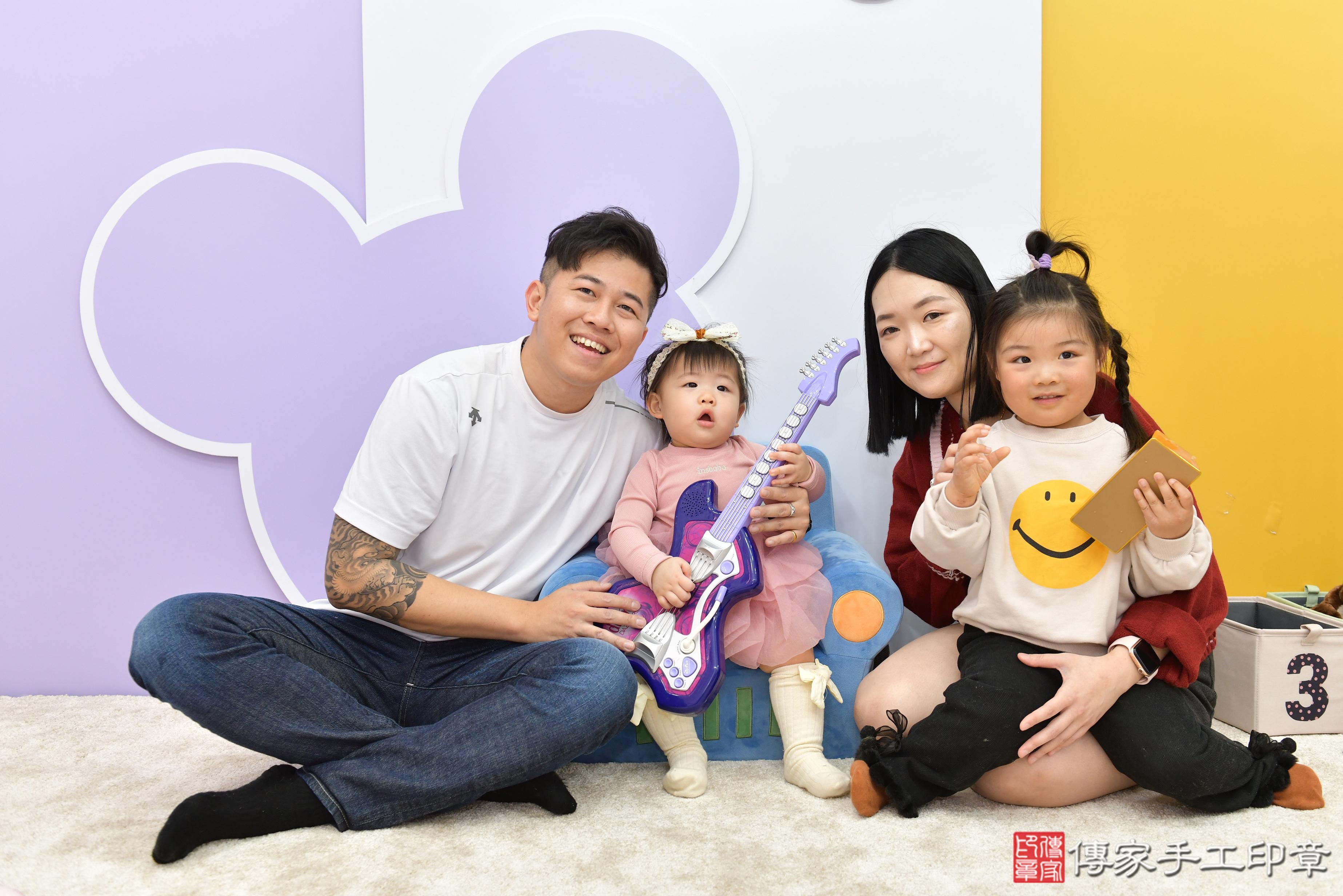 傳家手工印章桃園店、抓周、度脺、美式風會場、傳家嬰兒古禮、吉祥話、抓周道具物品24種、拍照。抓周證書。寶寶抓周、滿周歲、生日快樂、祝福 傳家手工印章桃園店、抓周、度脺、美式風會場、傳家嬰兒古禮、吉祥話、抓周道具物品24種、拍照。抓周證書。寶寶抓周、滿周歲、生日快樂、祝福