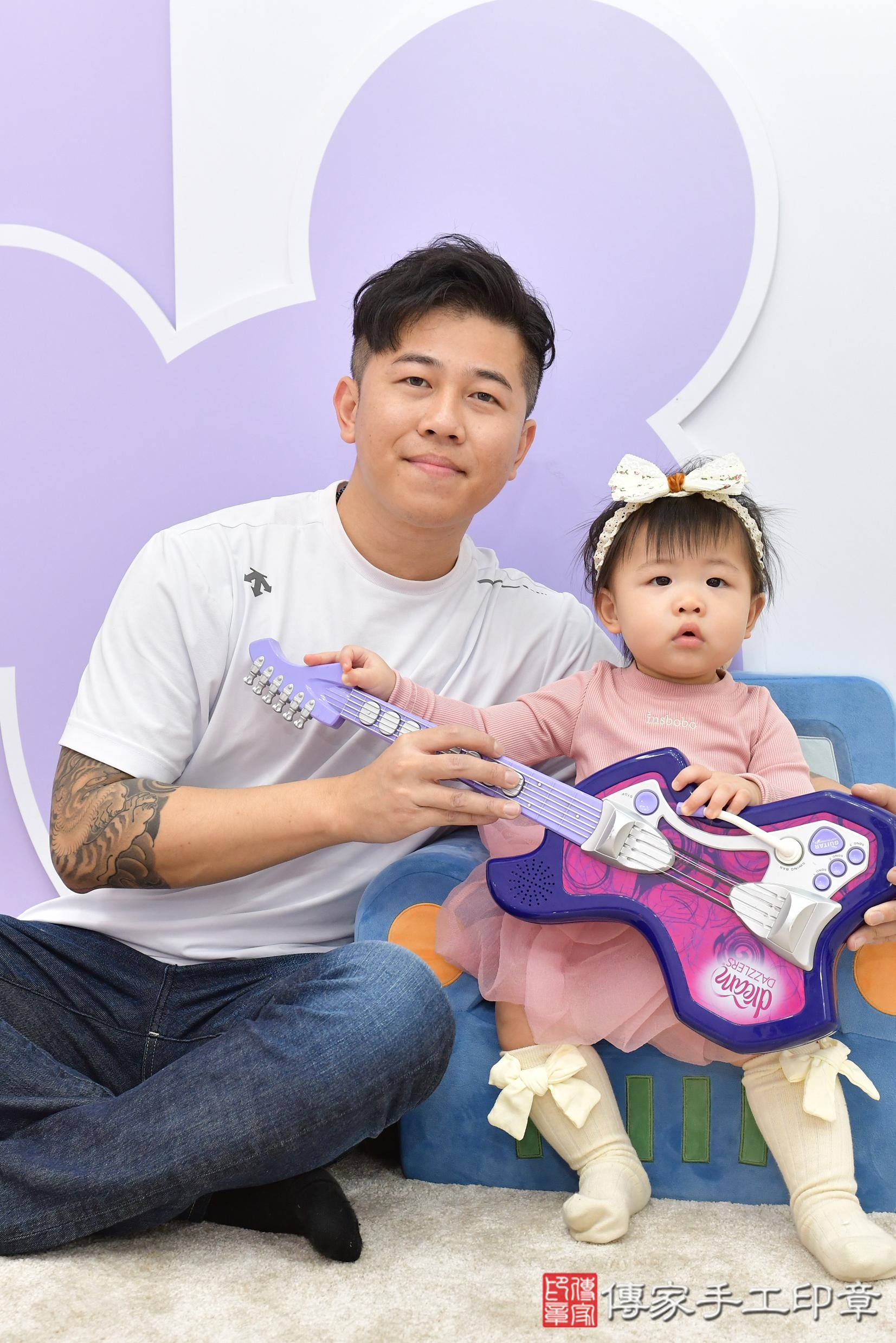 傳家手工印章桃園店、抓周、度脺、美式風會場、傳家嬰兒古禮、吉祥話、抓周道具物品24種、拍照。抓周證書。寶寶抓周、滿周歲、生日快樂、祝福 傳家手工印章桃園店、抓周、度脺、美式風會場、傳家嬰兒古禮、吉祥話、抓周道具物品24種、拍照。抓周證書。寶寶抓周、滿周歲、生日快樂、祝福