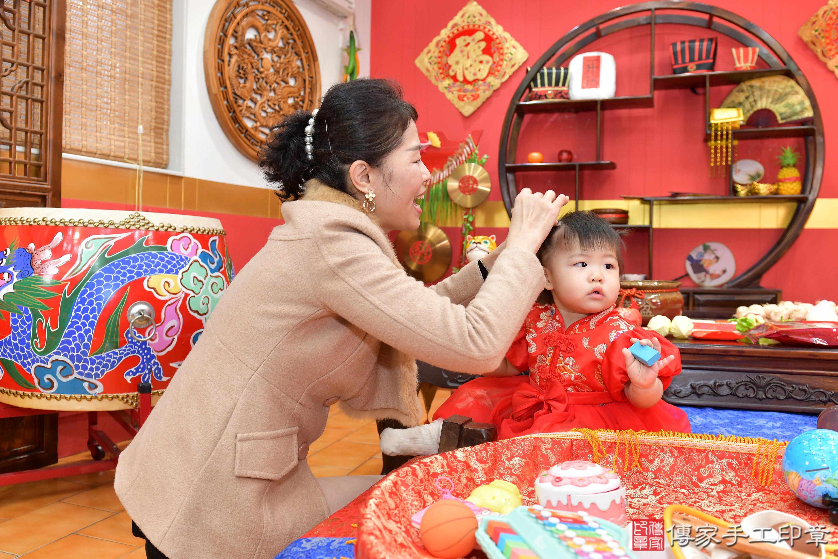 傳家手工印章桃園店、抓周、度脺、美式風會場、傳家嬰兒古禮、吉祥話、抓周道具物品24種、拍照。抓周證書。寶寶抓周、滿周歲、生日快樂、祝福 傳家手工印章桃園店、抓周、度脺、美式風會場、傳家嬰兒古禮、吉祥話、抓周道具物品24種、拍照。抓周證書。寶寶抓周、滿周歲、生日快樂、祝福